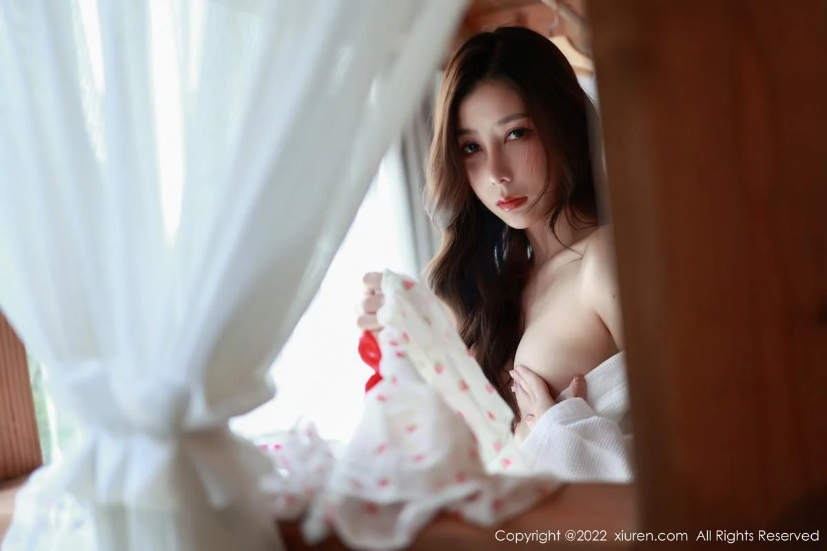 尹甜甜私房性感白色睡袍半脱秀惹火身材完美绝美写真 第 20 张