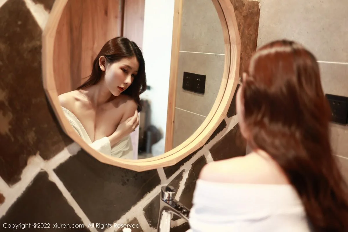 尹甜甜私房性感白色睡袍半脱秀惹火身材完美绝美写真 第 3 张