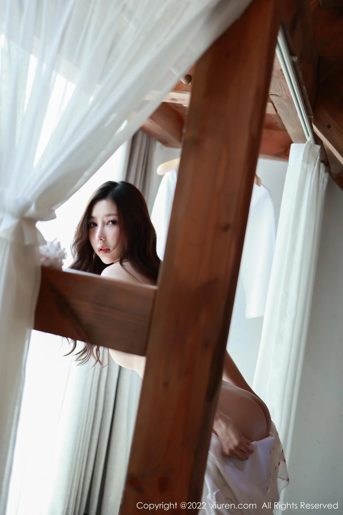 尹甜甜私房性感白色睡袍半脱秀惹火身材完美绝美写真 第 33 张
