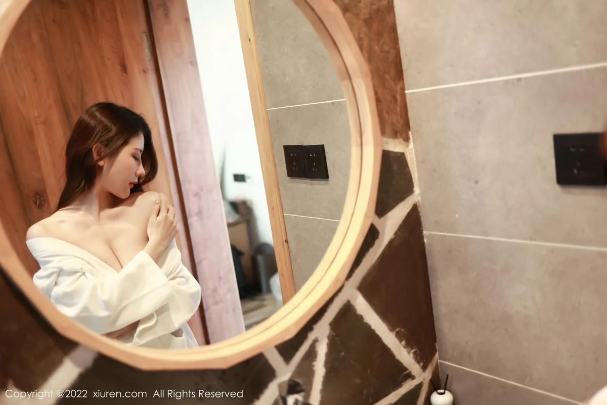 尹甜甜私房性感白色睡袍半脱秀惹火身材完美绝美写真 第 4 张