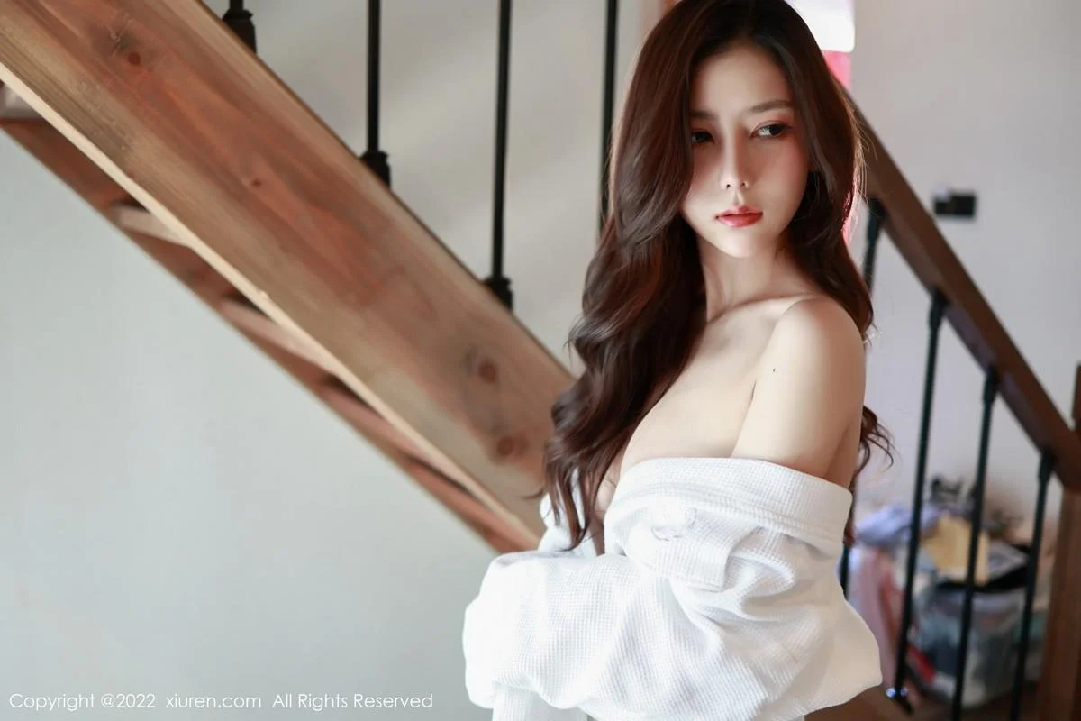 尹甜甜私房性感白色睡袍半脱秀惹火身材完美绝美写真 第 5 张