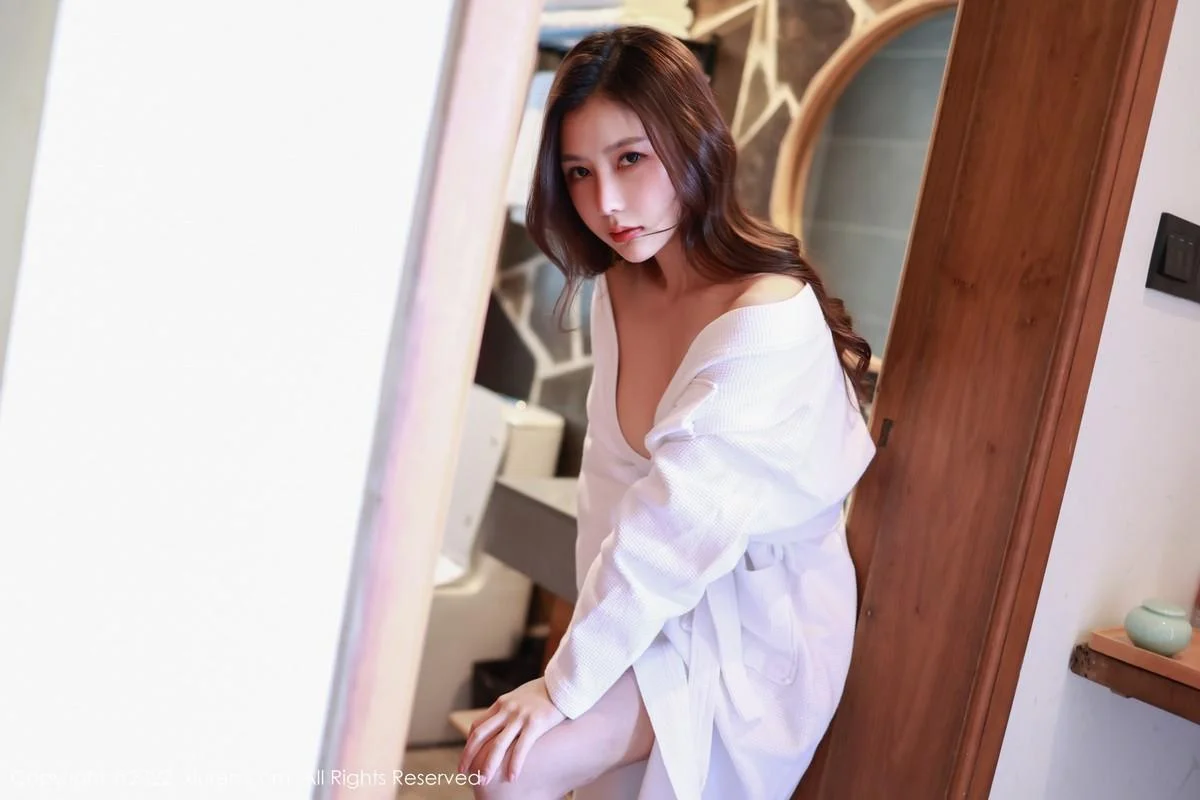 尹甜甜私房性感白色睡袍半脱秀惹火身材完美绝美写真 第 51 张