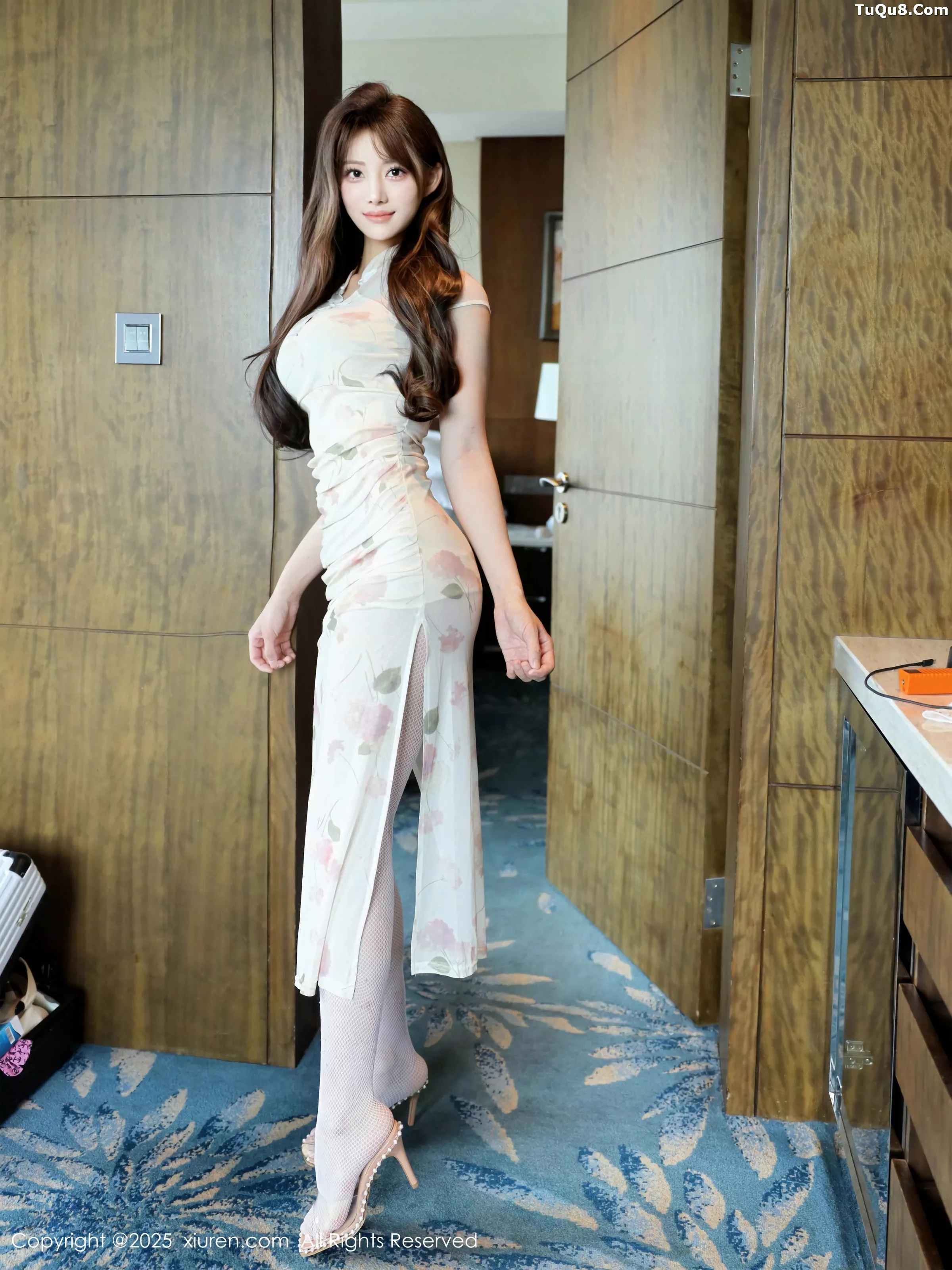 梨霜儿性感浅色旗袍配白丝网袜秀凹凸身材完美绝美写真 第 6 张