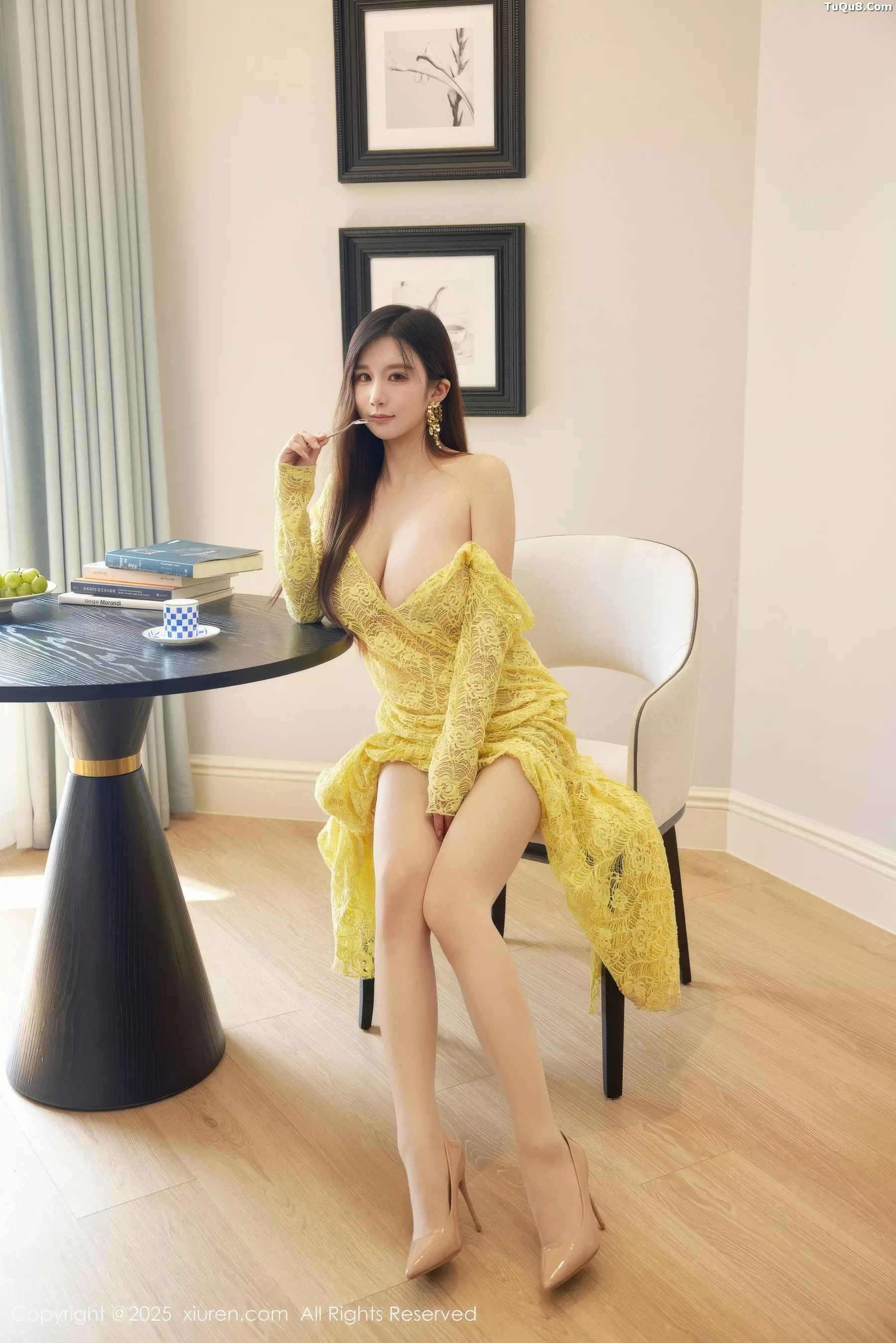 小肉肉咪性感黄色复古蕾丝连衣裙秀丰满身材惹火绝美写真 第 33 张