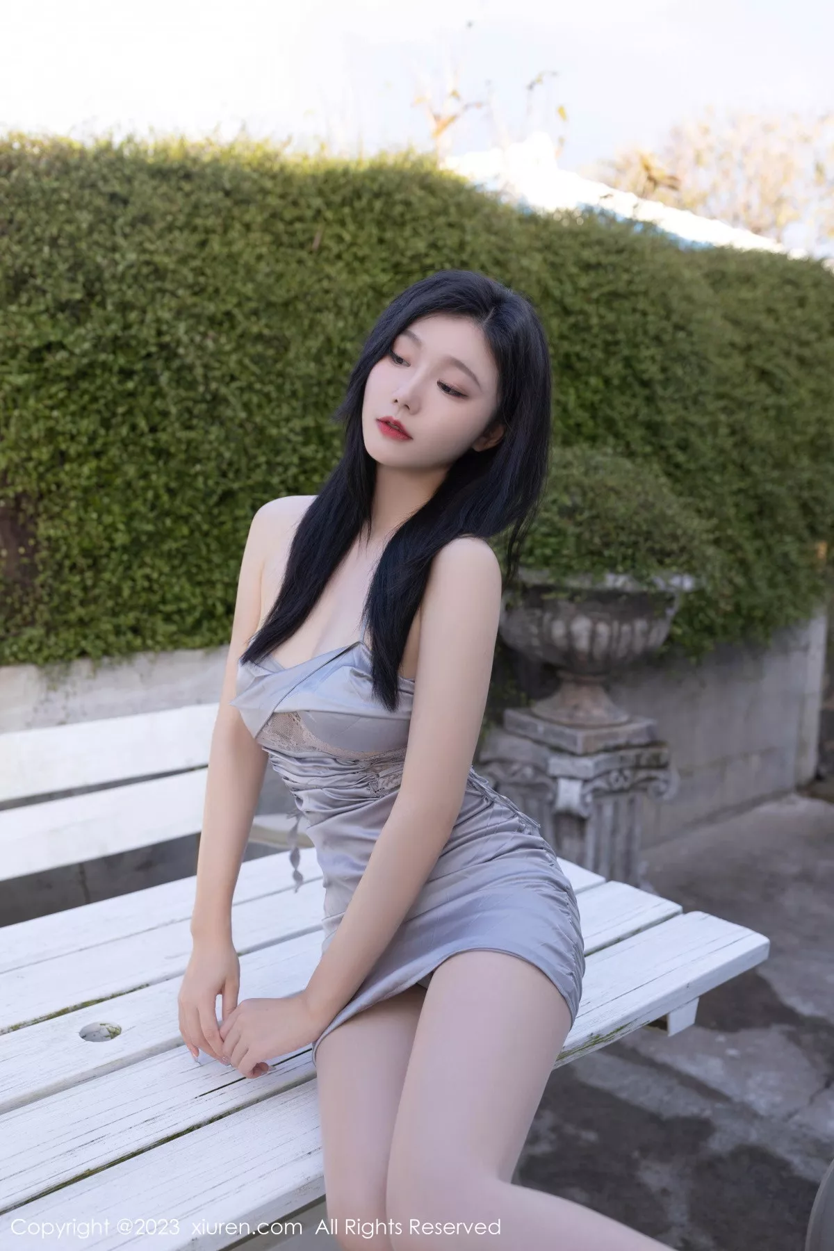 安然anran性感灰色吊带短裙配原色丝袜秀翘臀美腿绝美写真 第 4 张