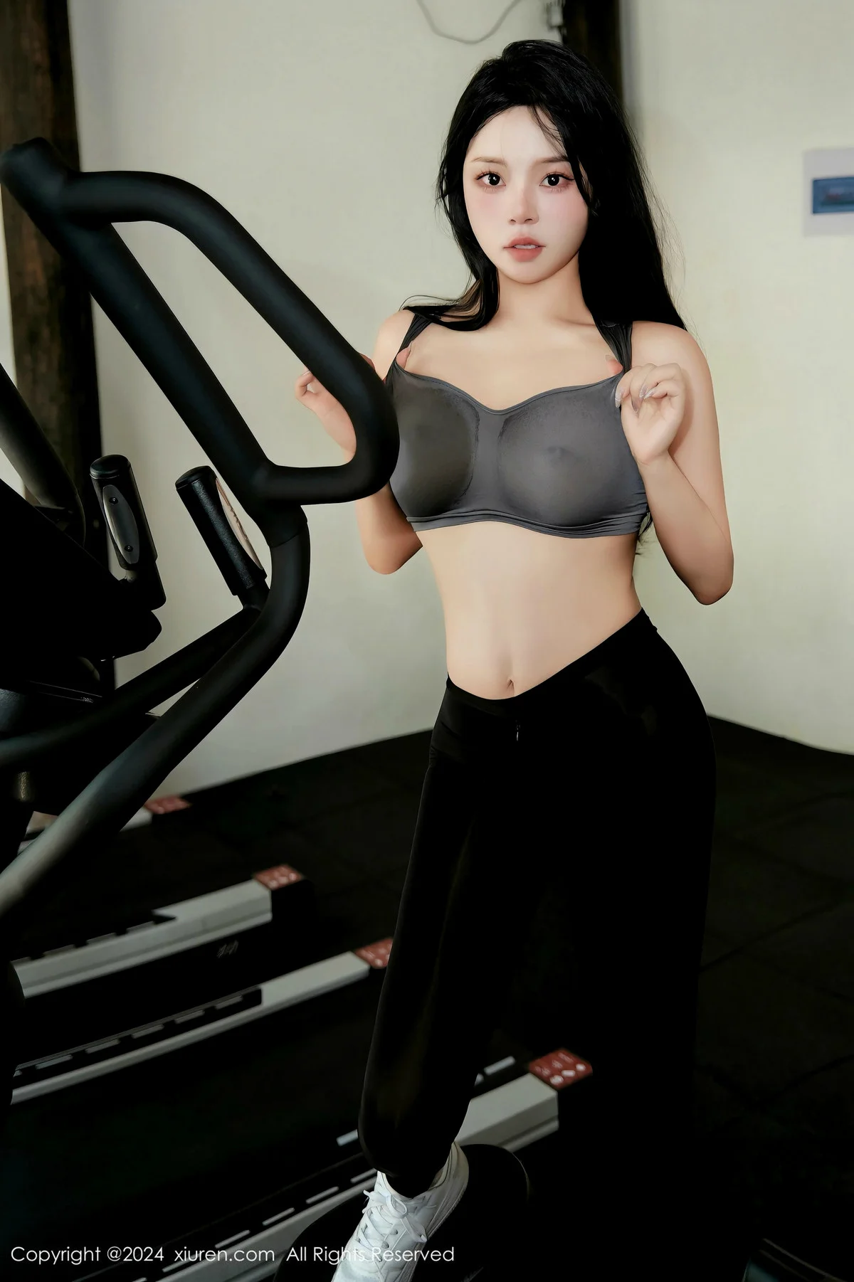 麦田健身房场景性感灰色运动衣配黑丝裤袜秀丰满身材绝美写真 第 26 张
