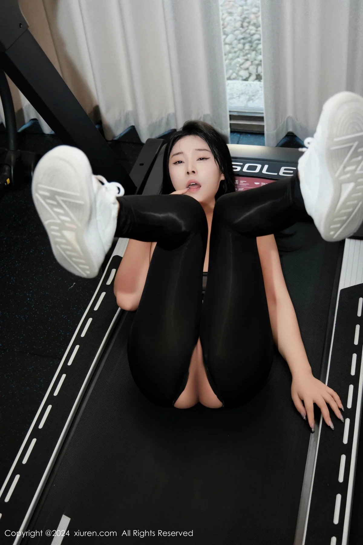 麦田健身房场景性感灰色运动衣配黑丝裤袜秀丰满身材绝美写真 第 7 张