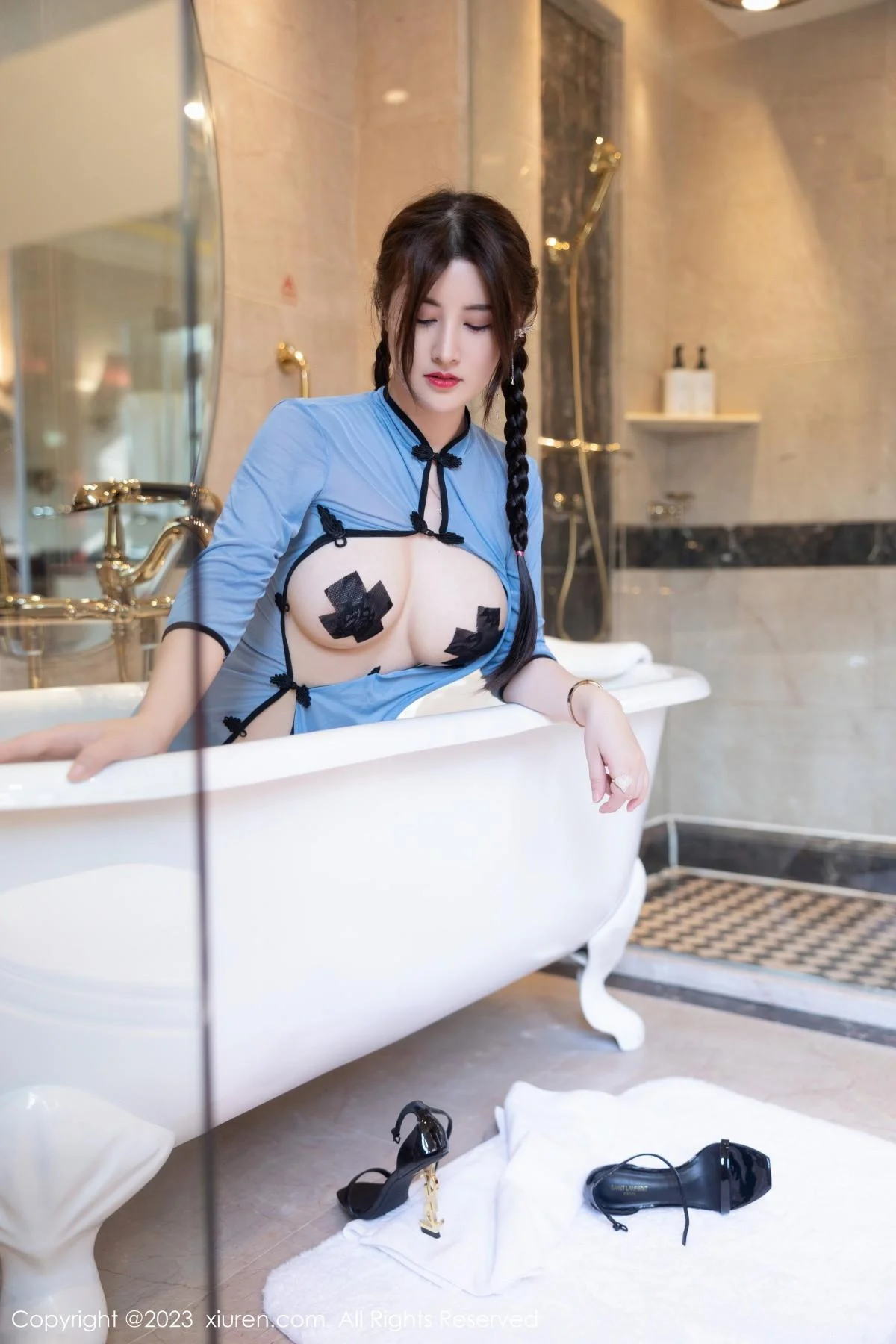 诗诗kiki私房浴室性感蓝色轻透旗袍露豪乳遮点惹火绝美写真 第 38 张