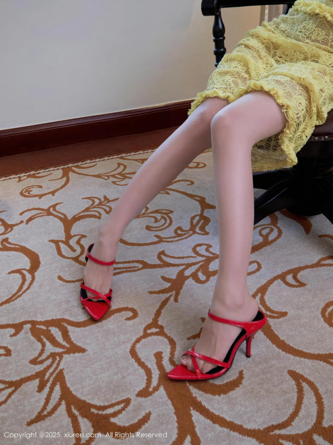 尹甜甜sunny性感淡黄蕾丝裙配超薄肉色秀完美身材绝美写真 第 10 张