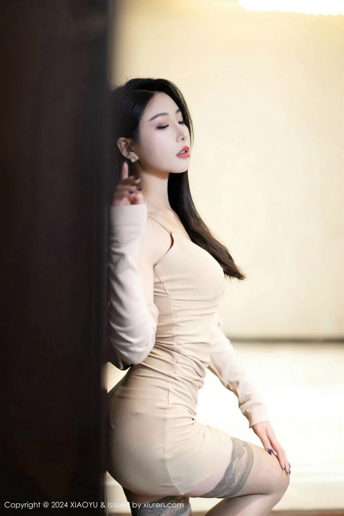 苏苏阿性感浅色露肩连衣短裙配灰色丝袜秀曼妙身姿绝美写真 第 10 张