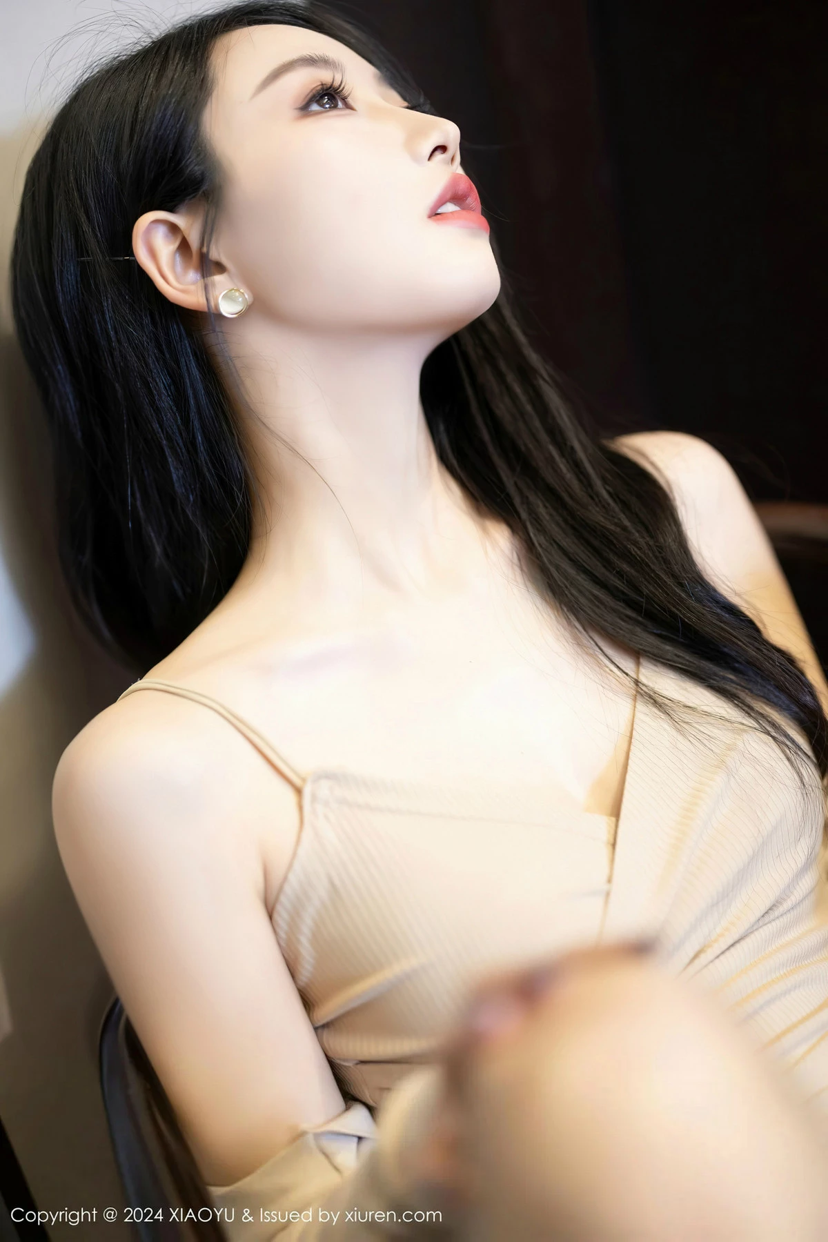 苏苏阿性感浅色露肩连衣短裙配灰色丝袜秀曼妙身姿绝美写真 第 37 张