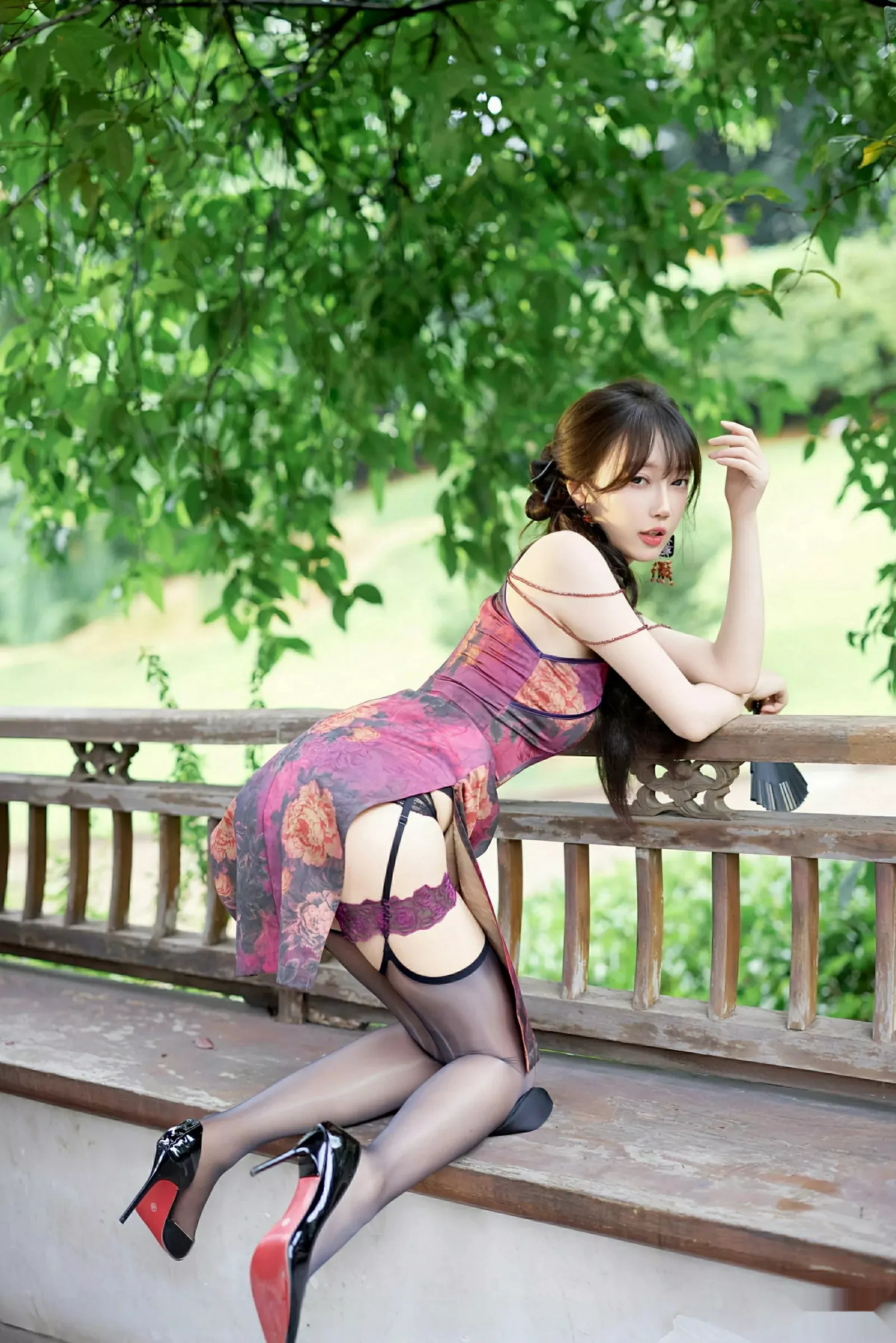玥儿玥er性感紫色旗袍服饰配黑丝吊袜秀完美身材绝美写真 第 10 张