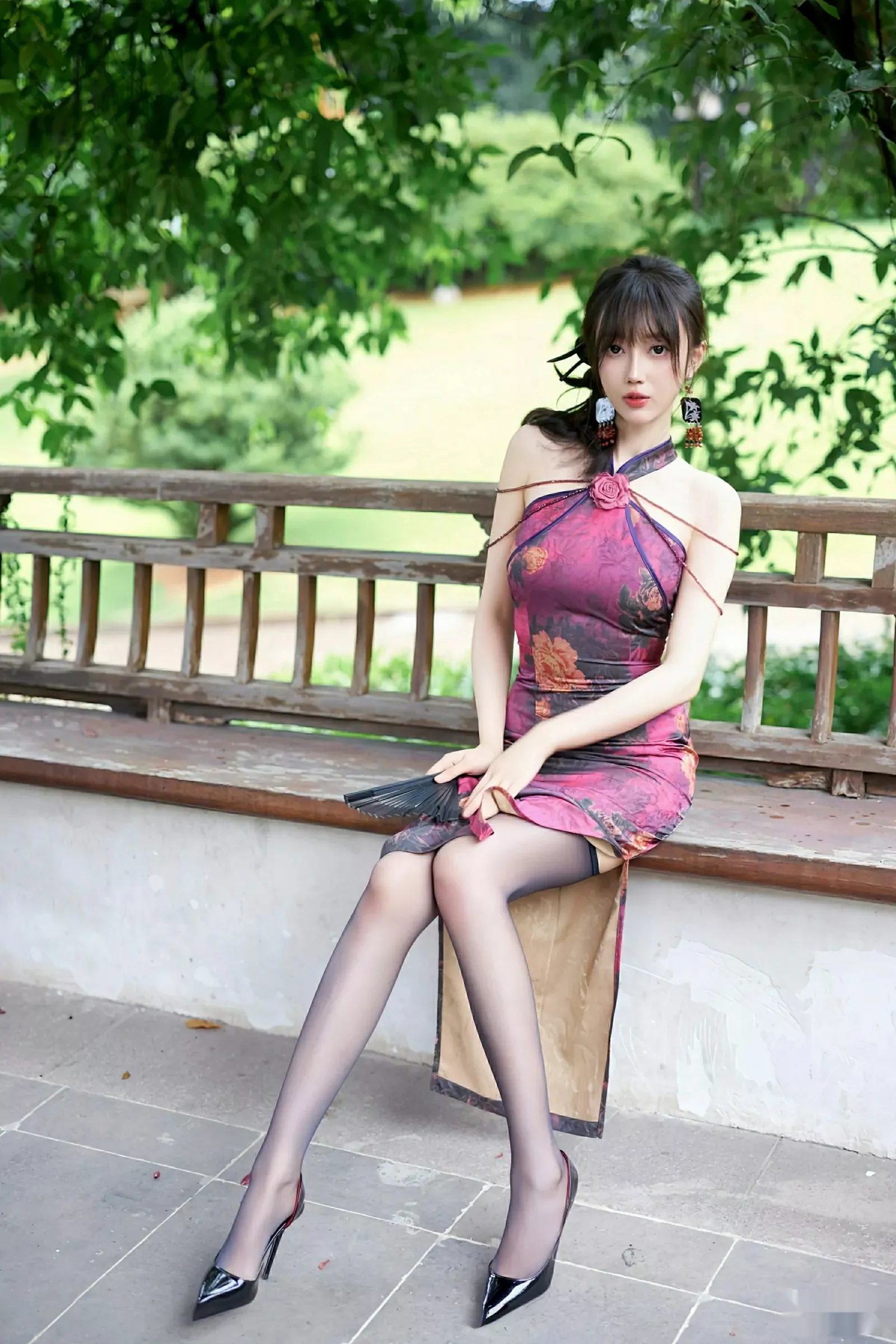 玥儿玥er性感紫色旗袍服饰配黑丝吊袜秀完美身材绝美写真 第 13 张