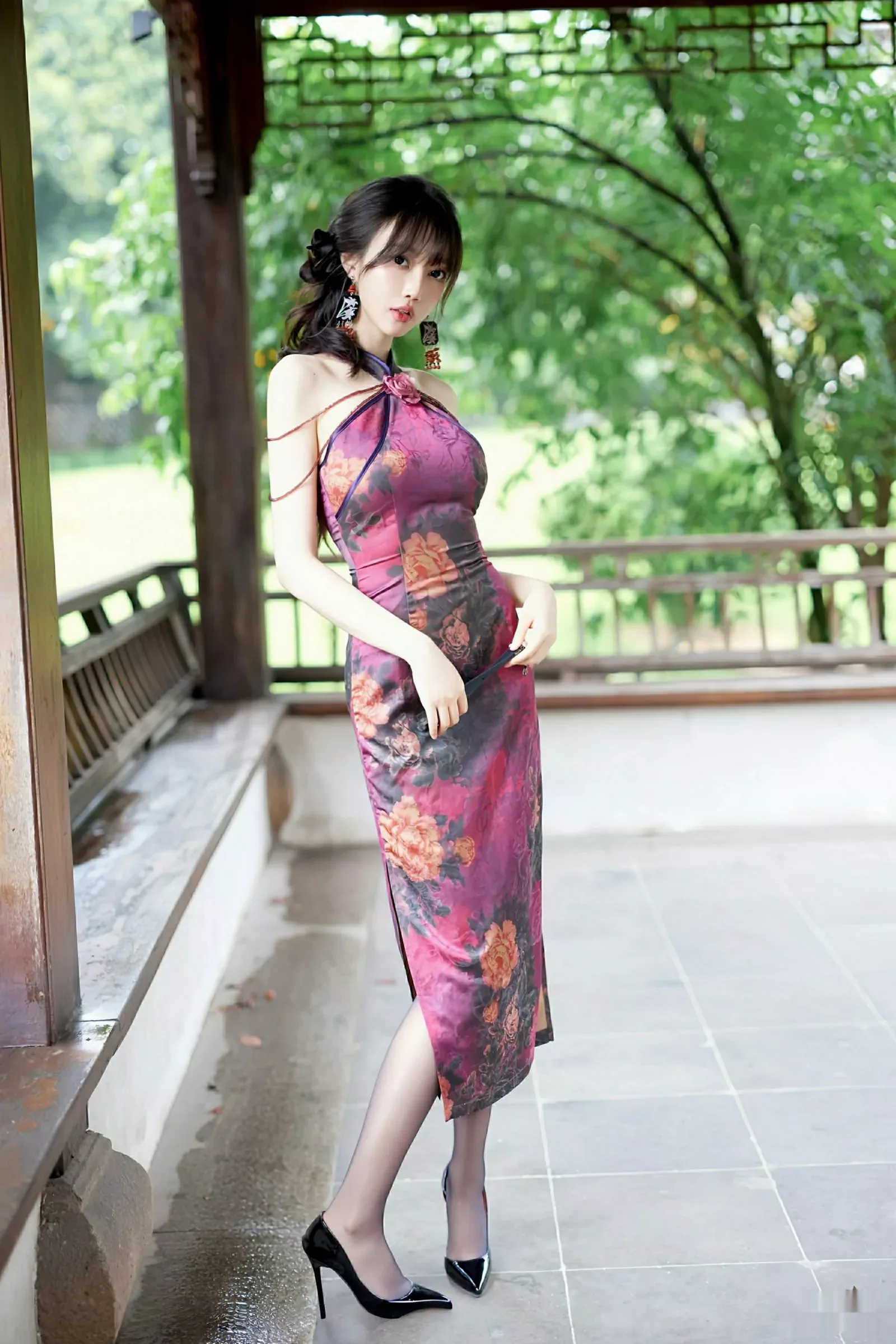 玥儿玥er性感紫色旗袍服饰配黑丝吊袜秀完美身材绝美写真 第 17 张