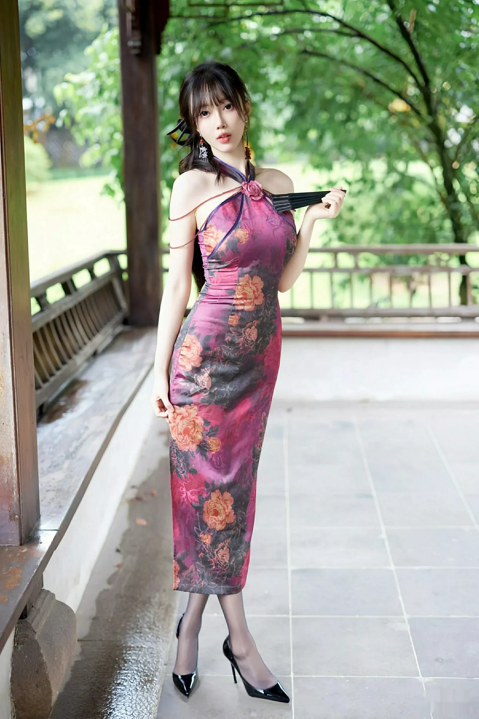 玥儿玥er性感紫色旗袍服饰配黑丝吊袜秀完美身材绝美写真 第 20 张