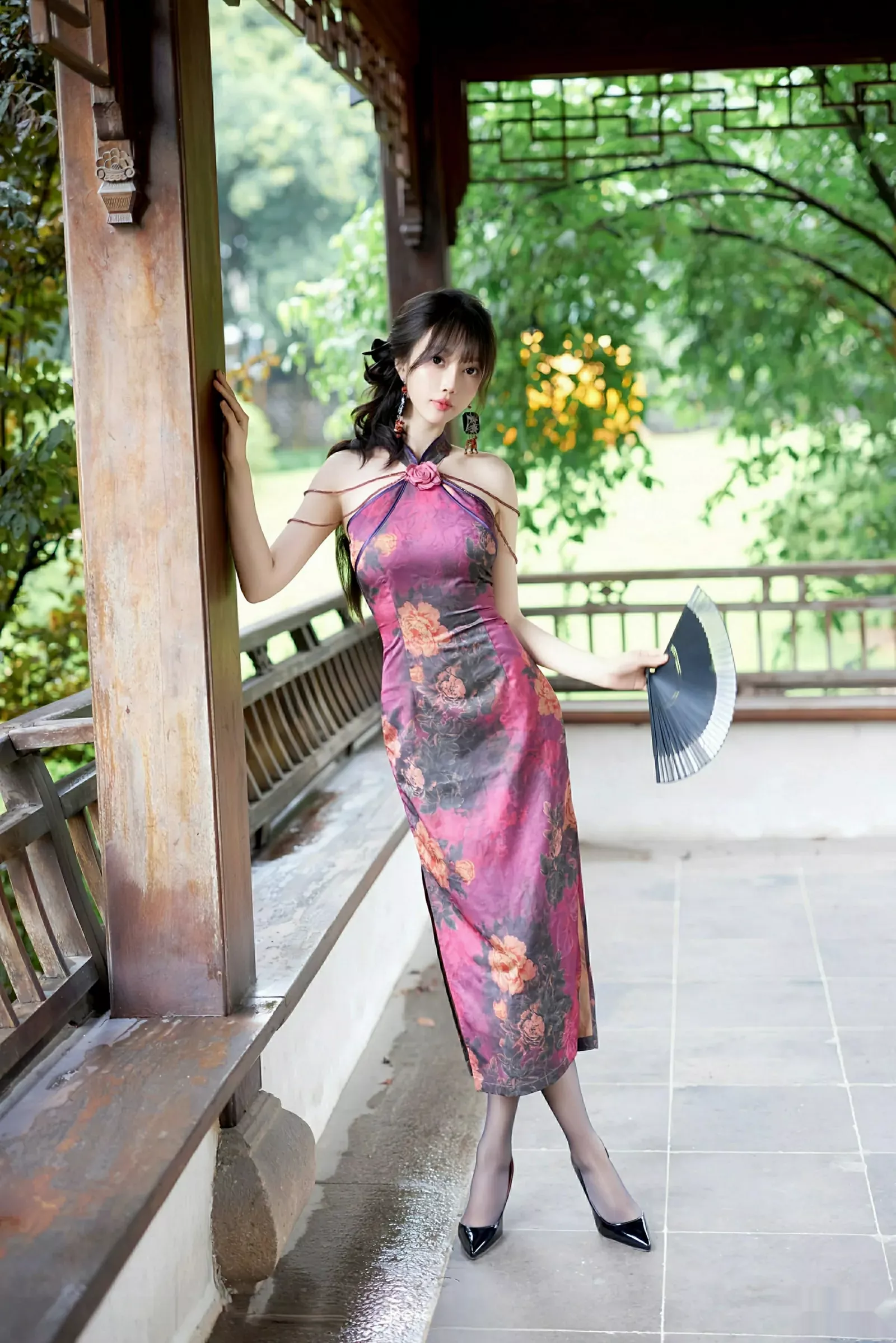 玥儿玥er性感紫色旗袍服饰配黑丝吊袜秀完美身材绝美写真 第 23 张
