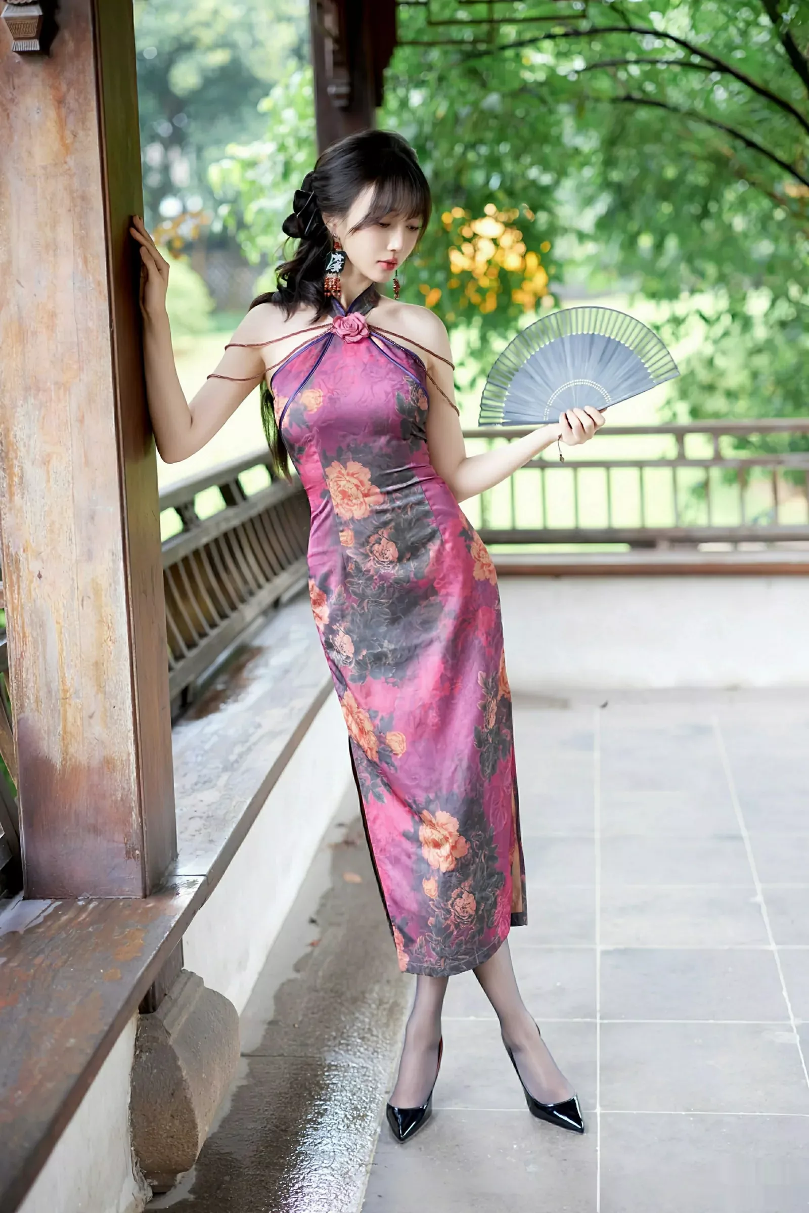 玥儿玥er性感紫色旗袍服饰配黑丝吊袜秀完美身材绝美写真 第 28 张