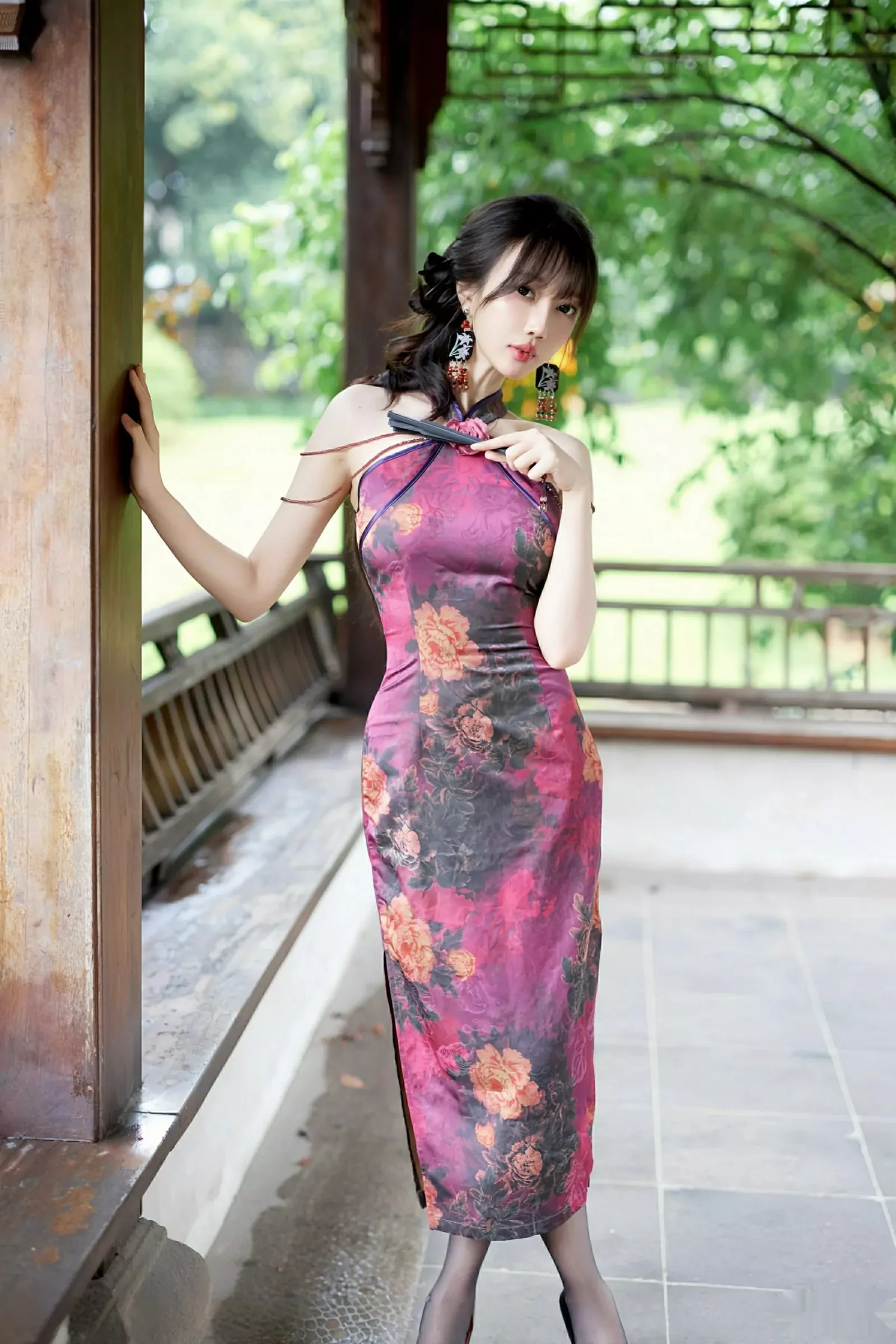 玥儿玥er性感紫色旗袍服饰配黑丝吊袜秀完美身材绝美写真 第 3 张