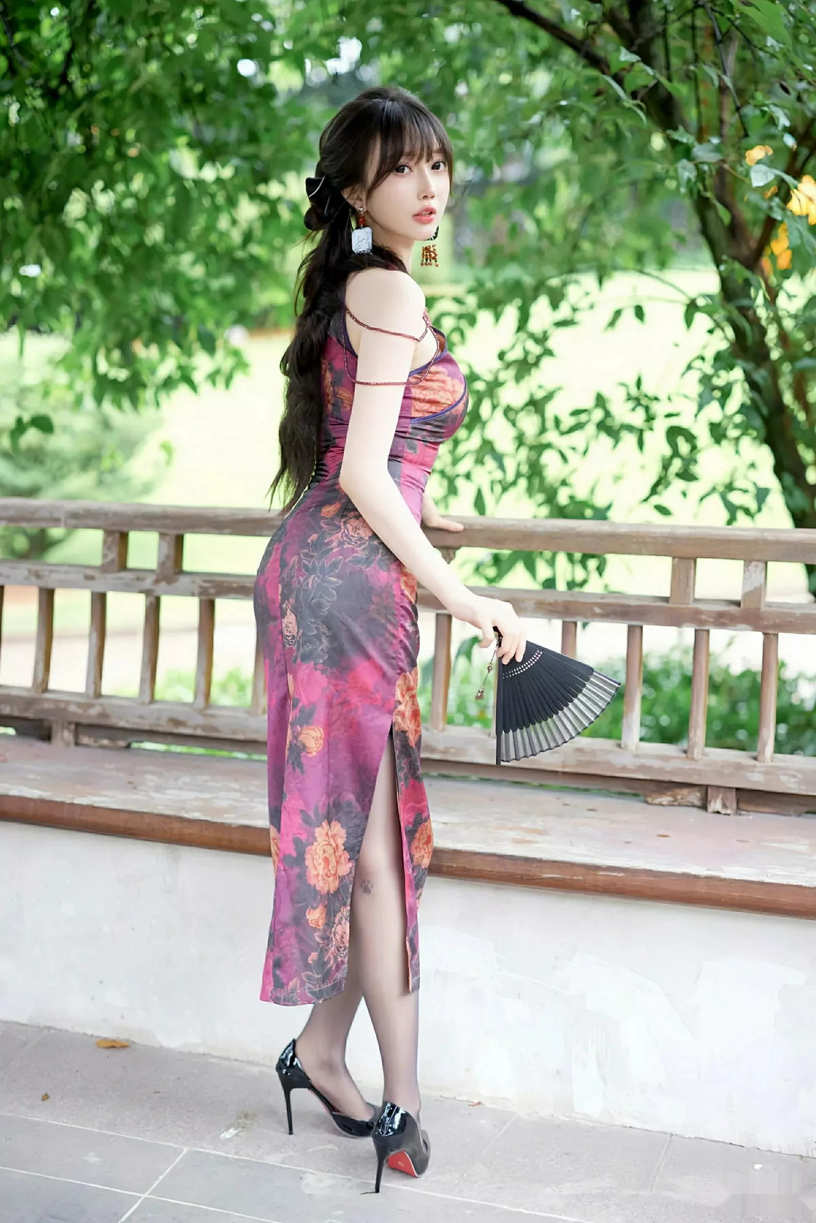 玥儿玥er性感紫色旗袍服饰配黑丝吊袜秀完美身材绝美写真 第 31 张