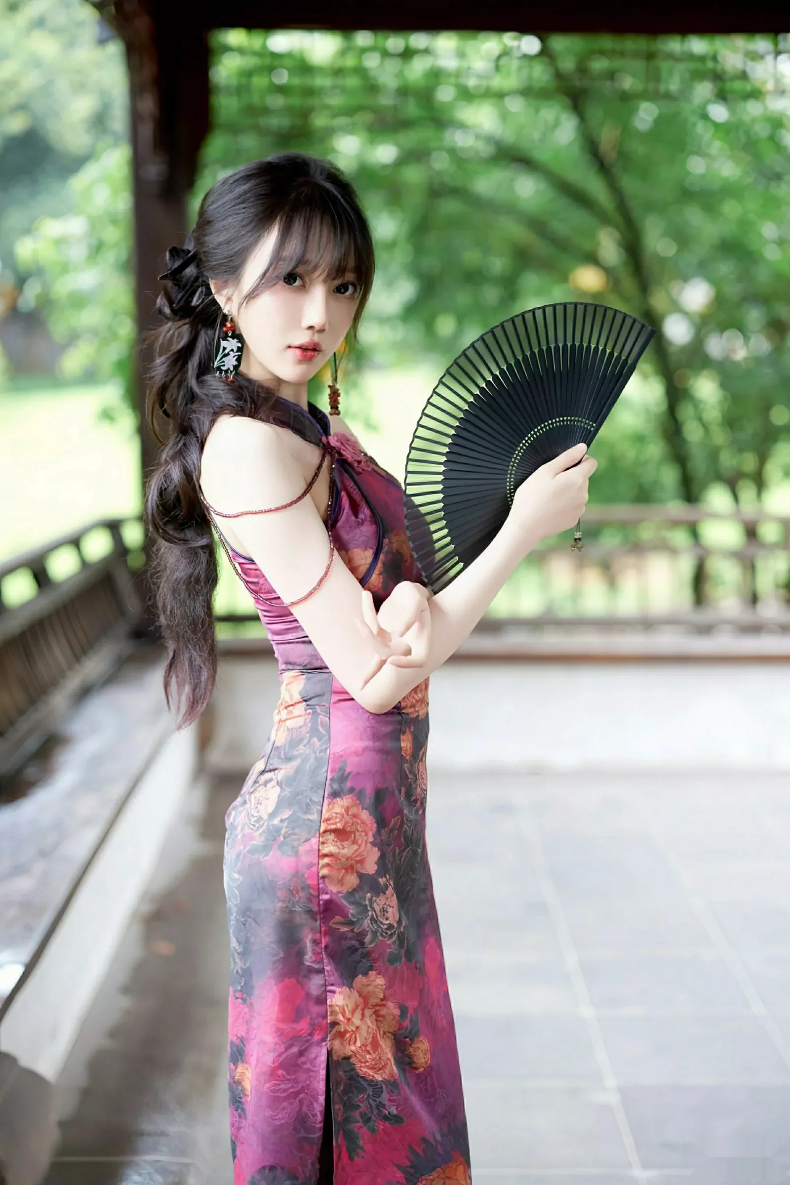 玥儿玥er性感紫色旗袍服饰配黑丝吊袜秀完美身材绝美写真 第 5 张