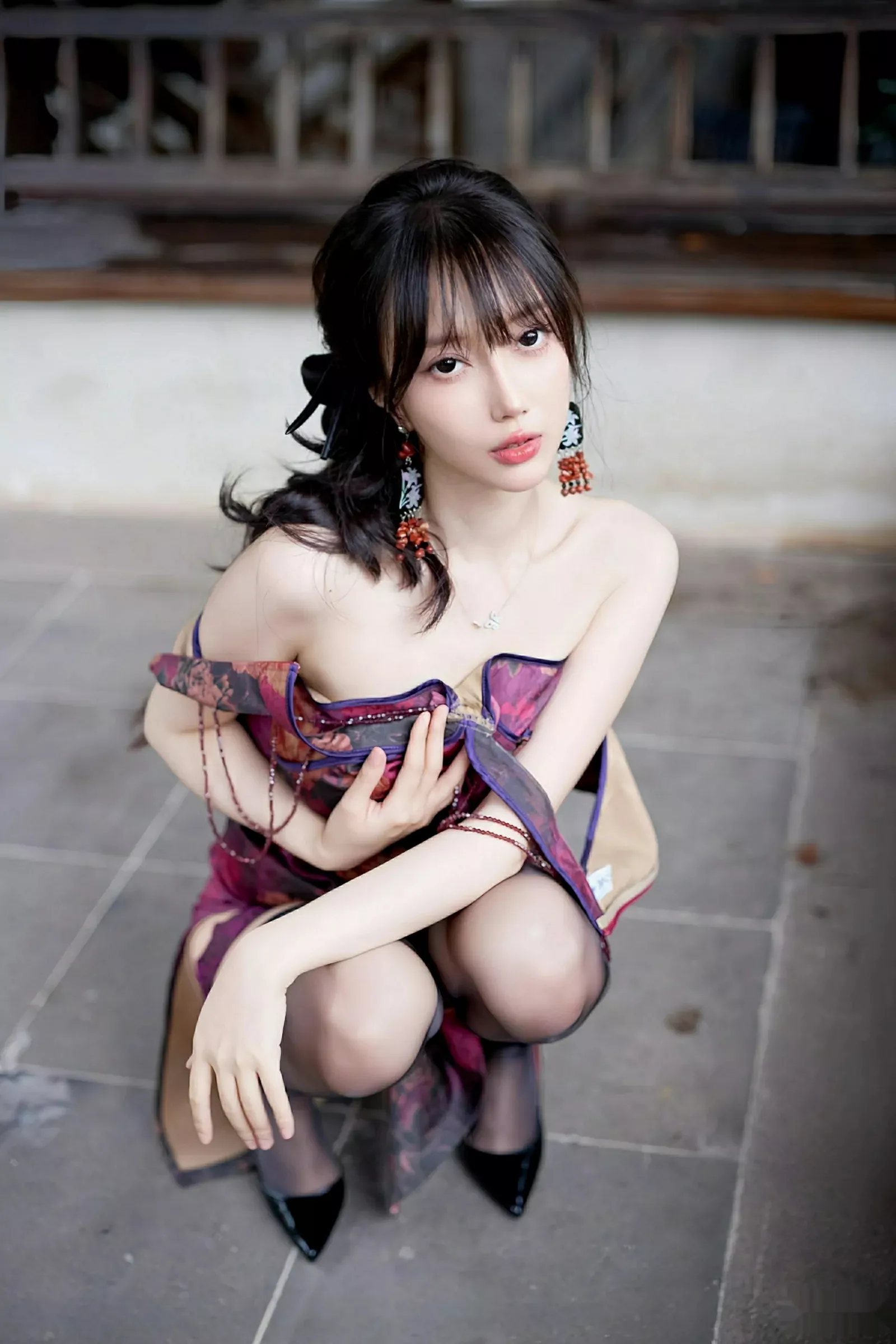 玥儿玥er性感紫色旗袍服饰配黑丝吊袜秀完美身材绝美写真 第 63 张