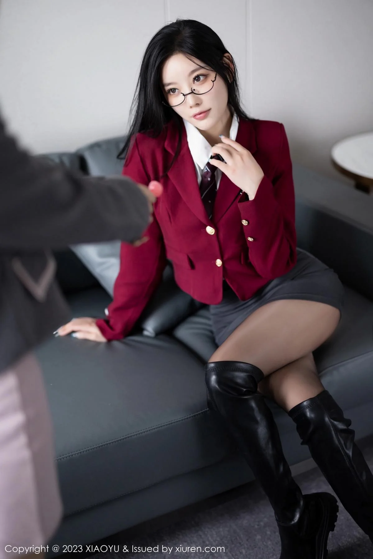 杨晨晨Yome性感白T配灰色短裙露蕾丝内衣惹火绝美写真 第 37 张