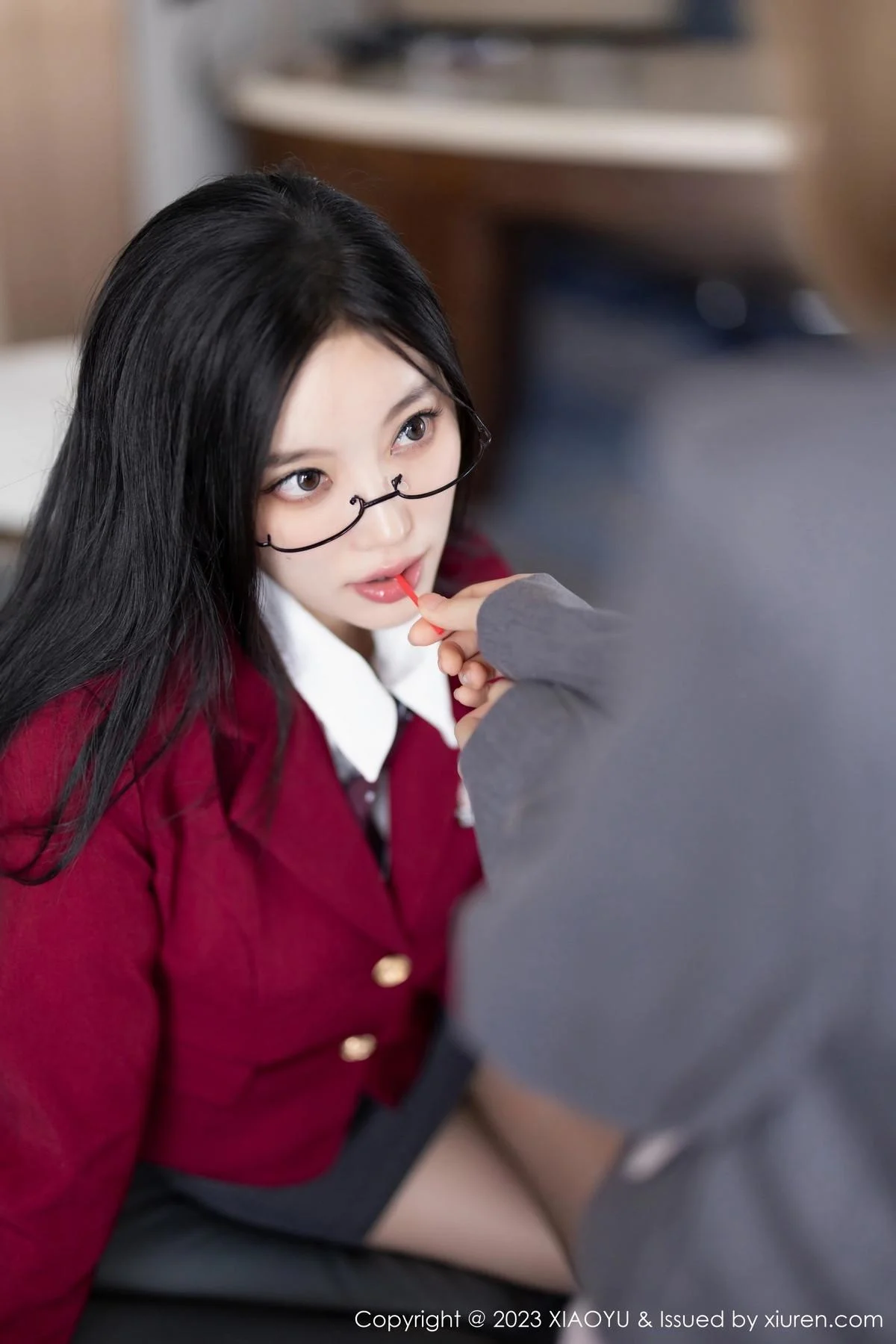 杨晨晨Yome性感白T配灰色短裙露蕾丝内衣惹火绝美写真 第 43 张
