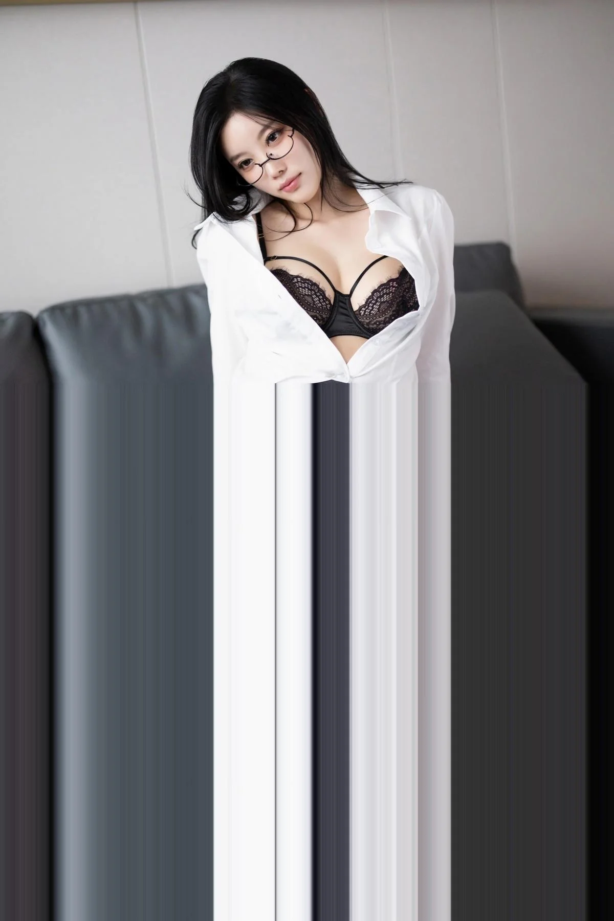 杨晨晨Yome性感白T配灰色短裙露蕾丝内衣惹火绝美写真 第 98 张