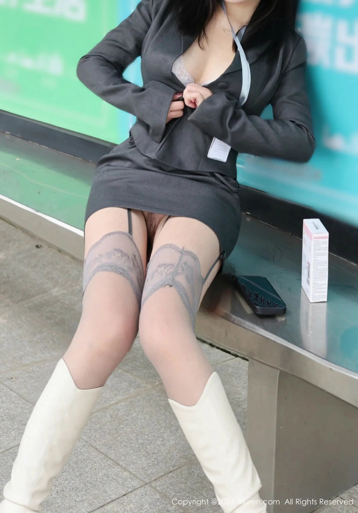 小薯条nienie性感OL制服露情趣内衣配灰丝吊袜秀美腿绝美写真 第 75 张