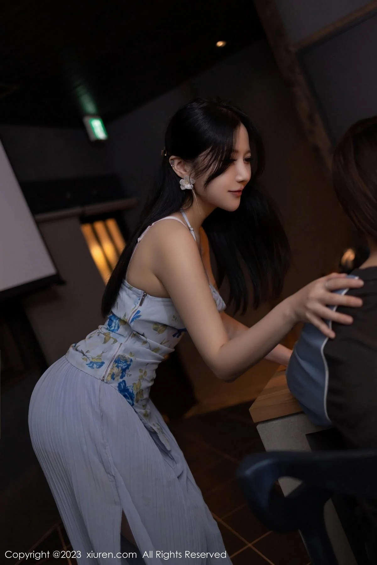 鱼子酱Fish情节拍摄性感蓝灰上衣配长裙秀曼妙身姿绝美写真 第 10 张