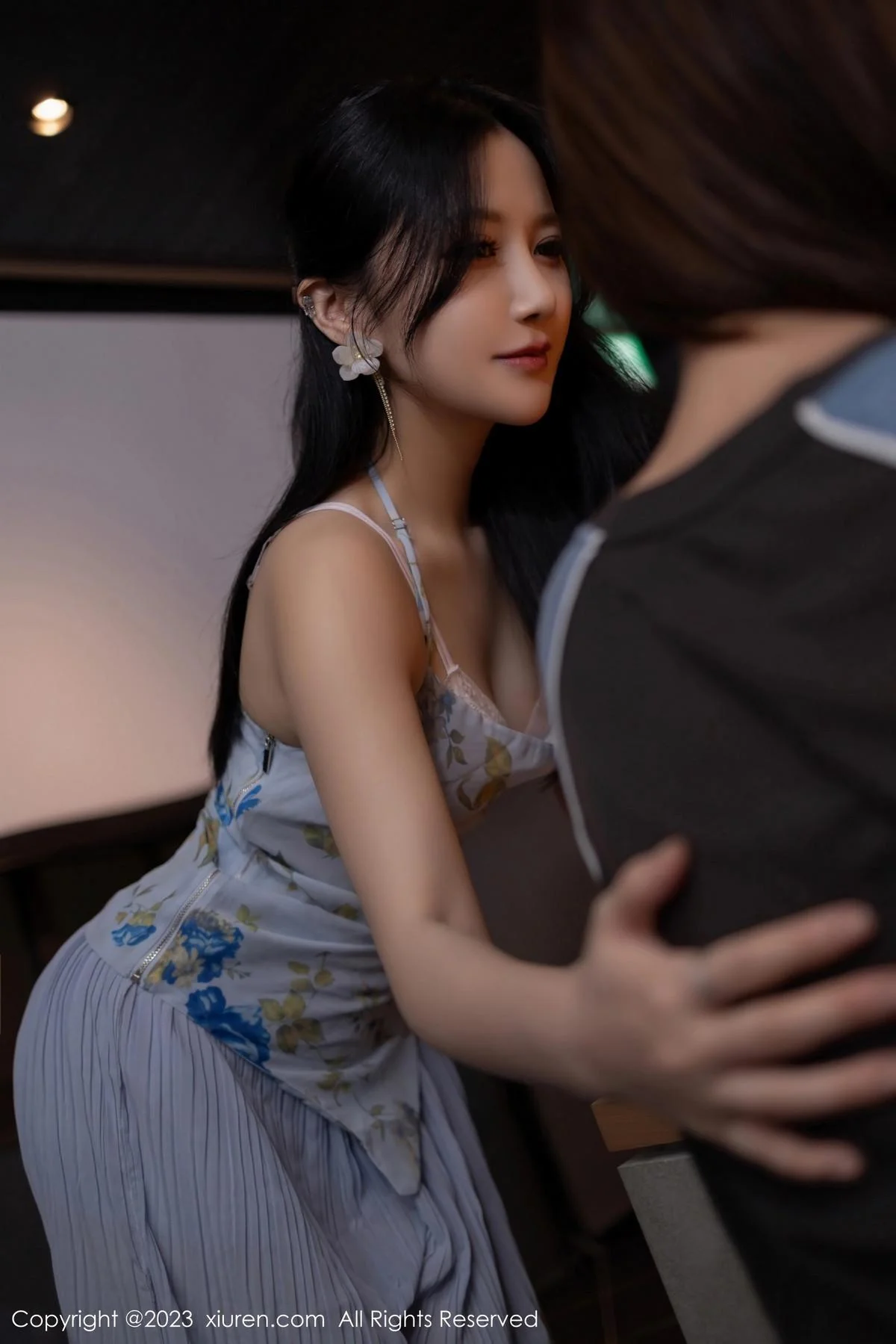 鱼子酱Fish情节拍摄性感蓝灰上衣配长裙秀曼妙身姿绝美写真 第 11 张
