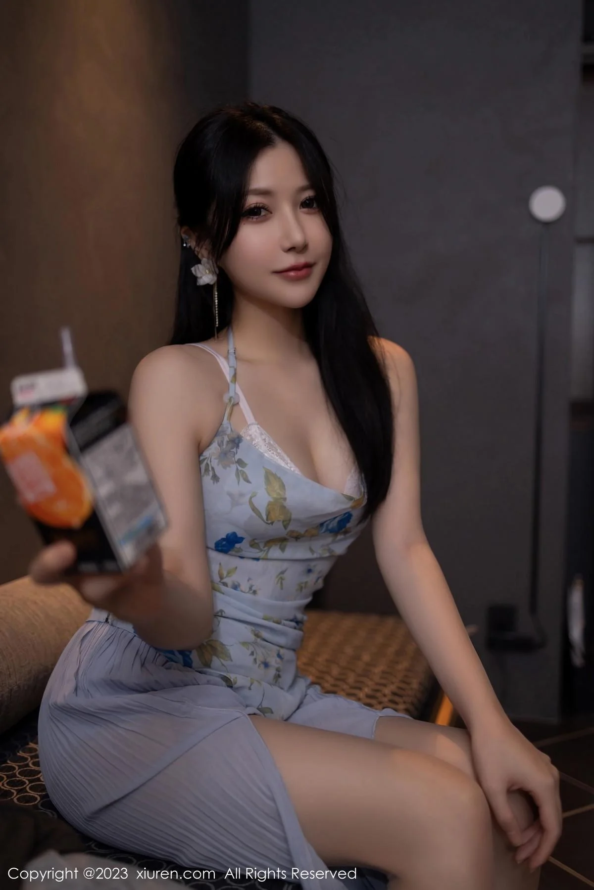 鱼子酱Fish情节拍摄性感蓝灰上衣配长裙秀曼妙身姿绝美写真 第 14 张