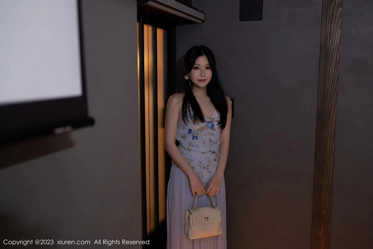 鱼子酱Fish情节拍摄性感蓝灰上衣配长裙秀曼妙身姿绝美写真 第 2 张