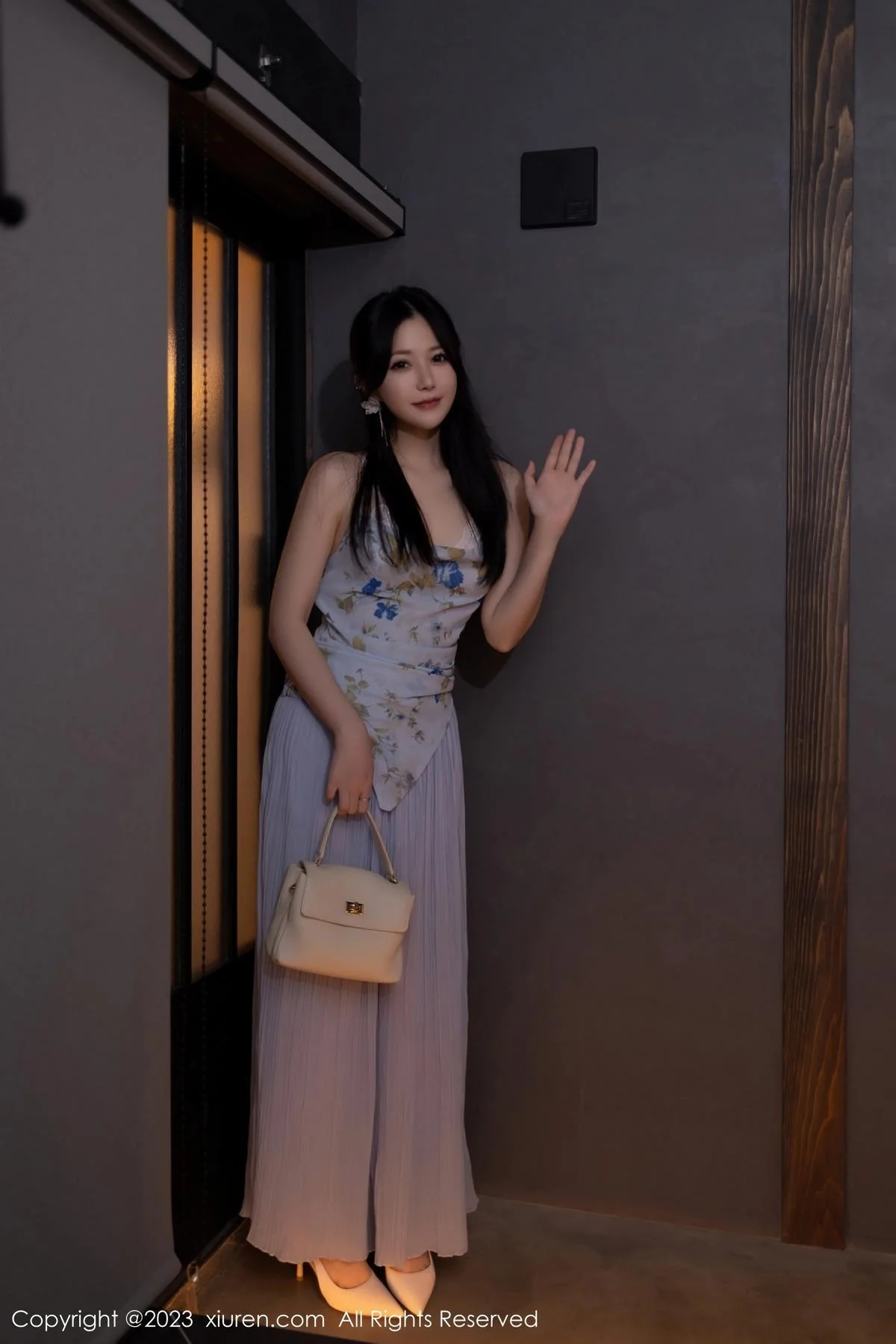 鱼子酱Fish情节拍摄性感蓝灰上衣配长裙秀曼妙身姿绝美写真 第 3 张