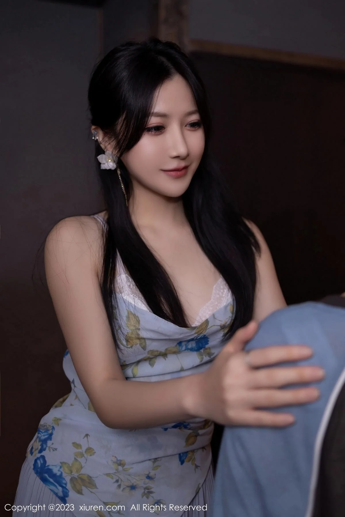 鱼子酱Fish情节拍摄性感蓝灰上衣配长裙秀曼妙身姿绝美写真 第 5 张