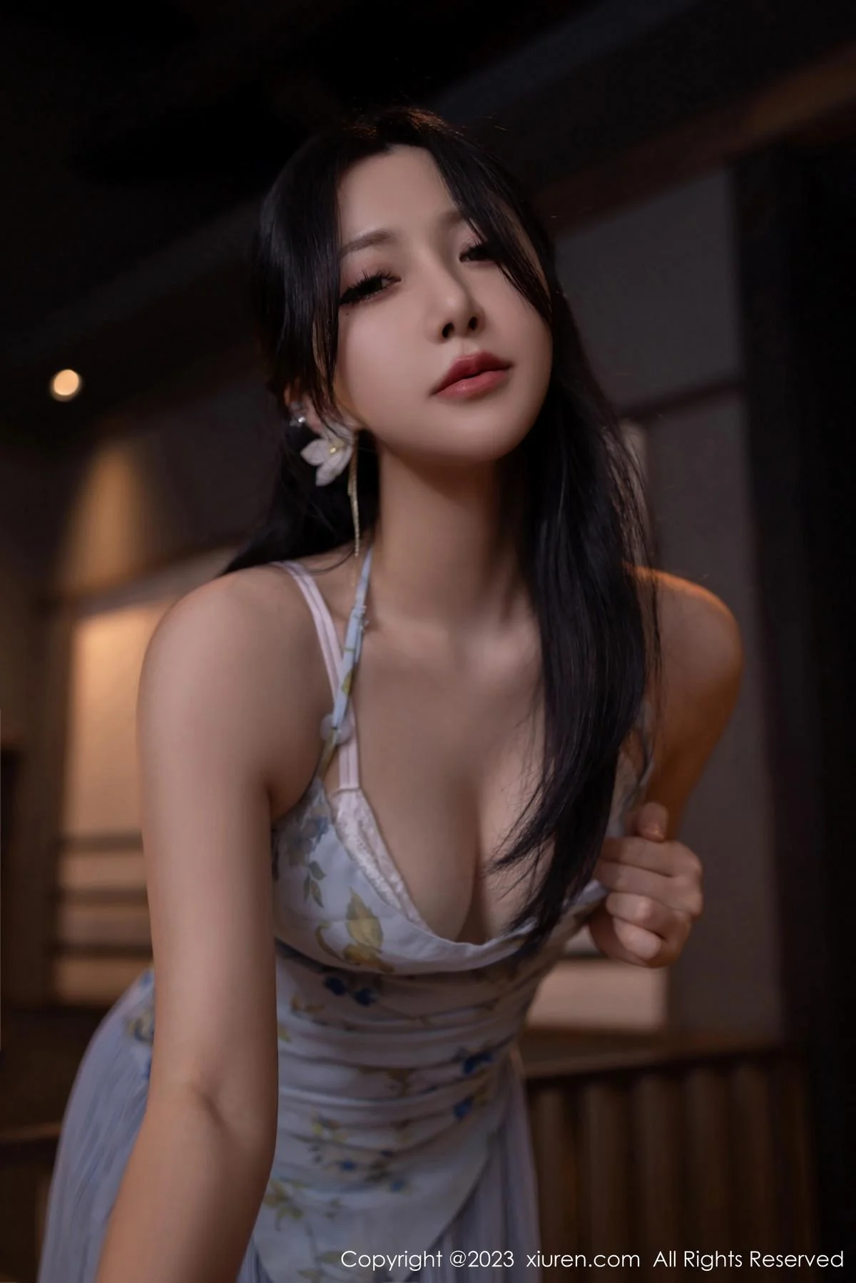 鱼子酱Fish情节拍摄性感蓝灰上衣配长裙秀曼妙身姿绝美写真 第 50 张