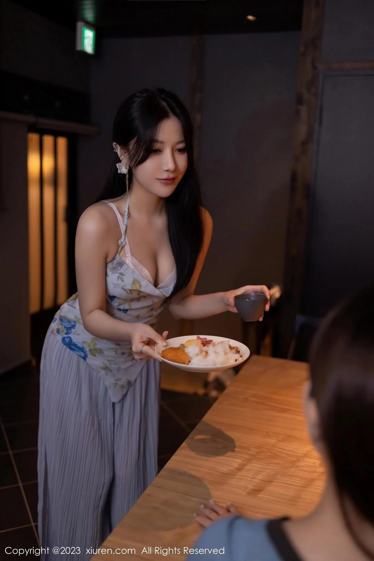 鱼子酱Fish情节拍摄性感蓝灰上衣配长裙秀曼妙身姿绝美写真 第 7 张