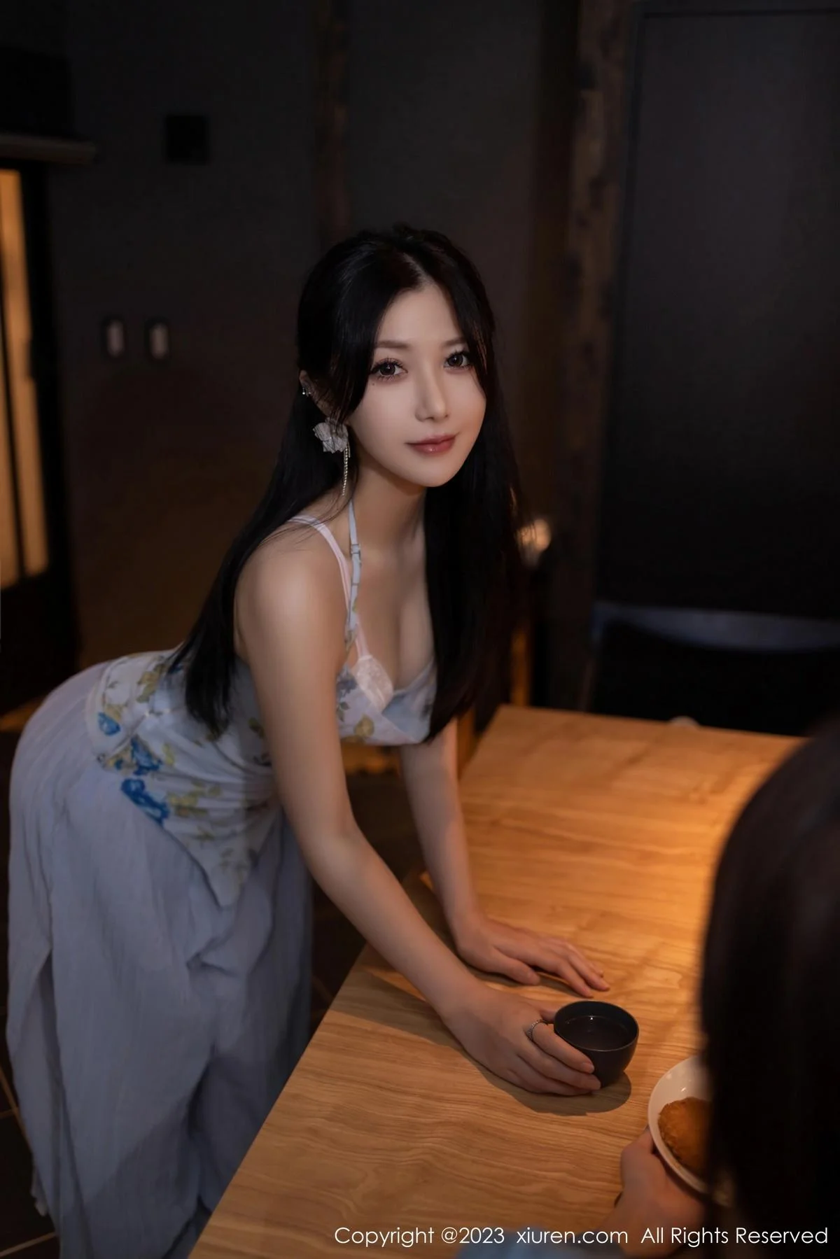 鱼子酱Fish情节拍摄性感蓝灰上衣配长裙秀曼妙身姿绝美写真 第 9 张