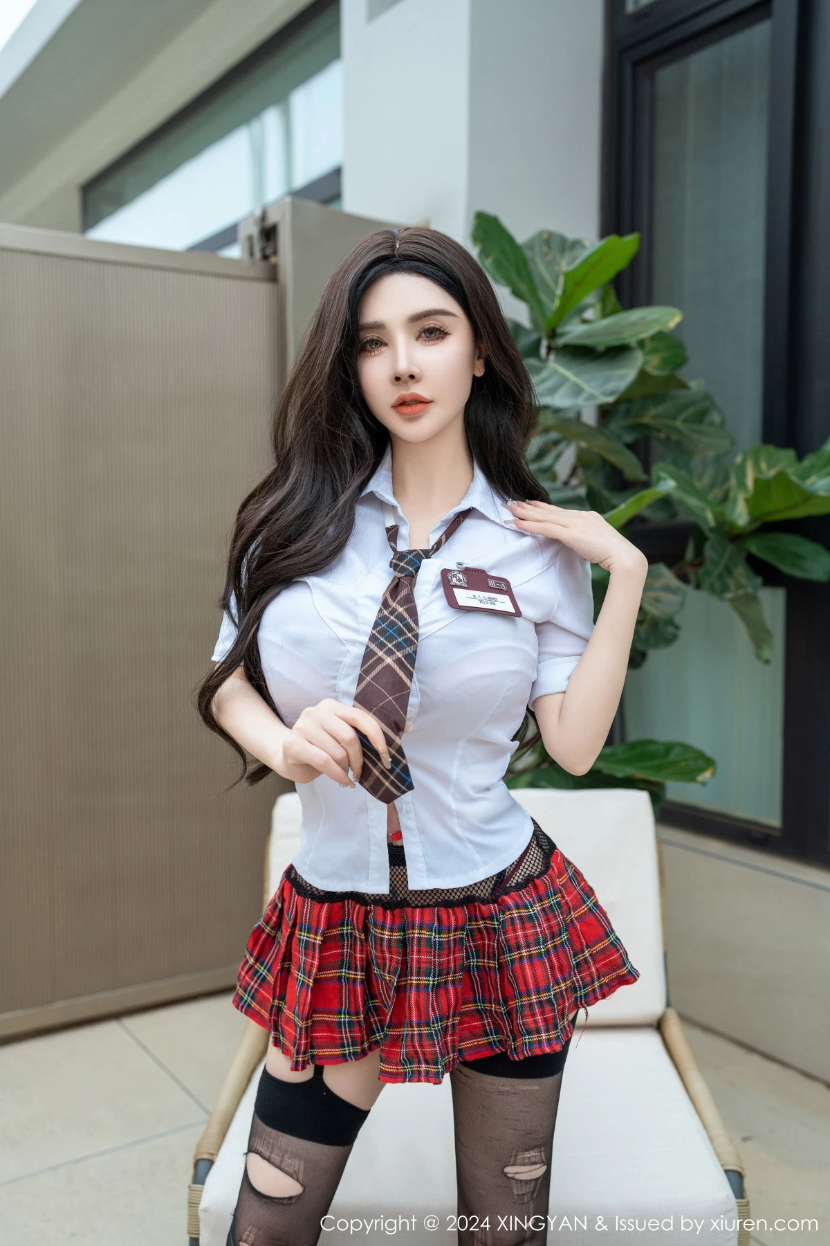 潘思沁性感白T配格子短裙露破烂黑丝秀翘臀美腿绝美写真 第 29 张