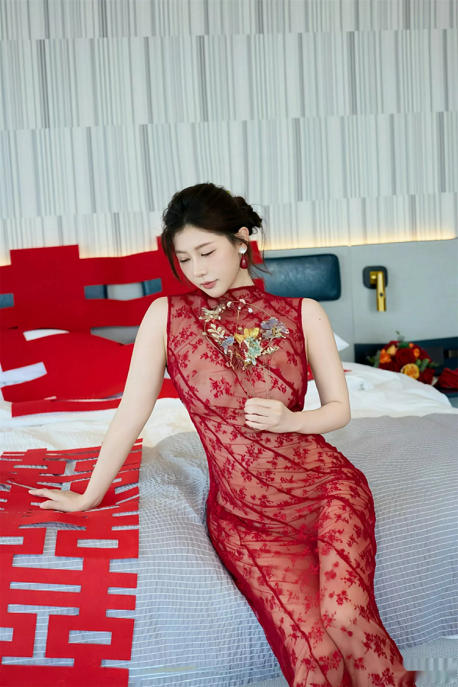 尹甜甜性感红色新娘晨袍配肉色丝袜秀完美身材迷人绝美写真 第 20 张