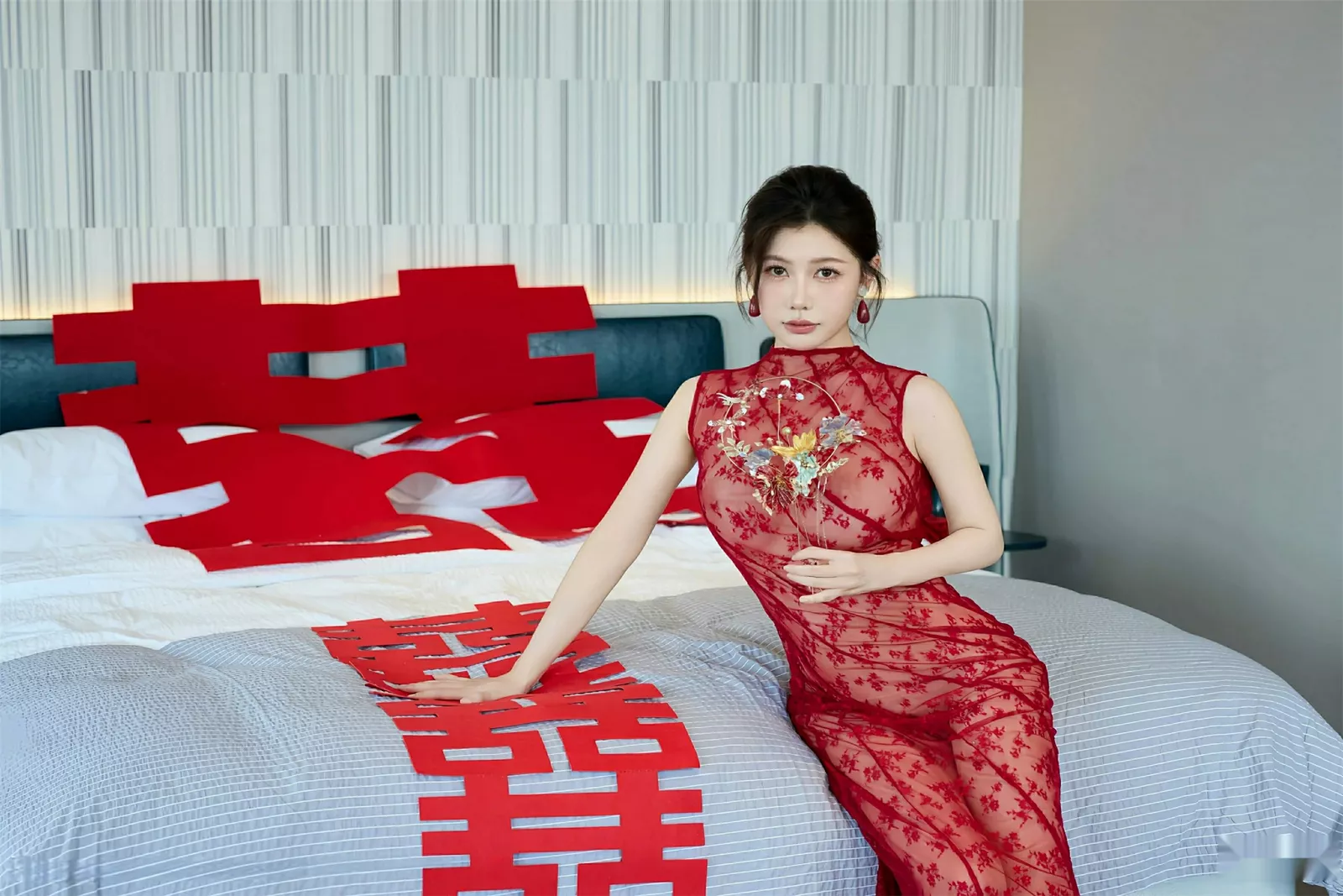 尹甜甜性感红色新娘晨袍配肉色丝袜秀完美身材迷人绝美写真 第 21 张