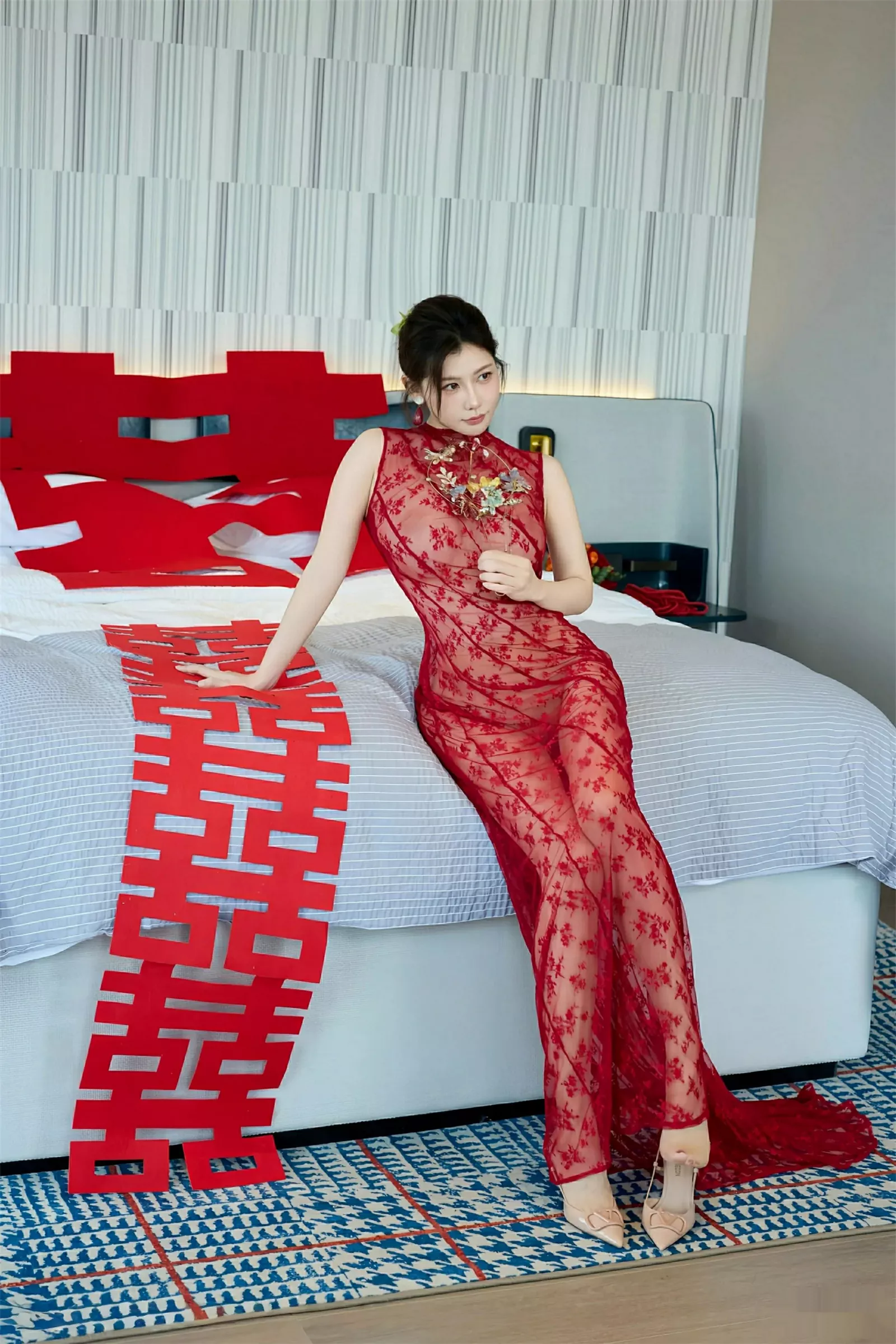 尹甜甜性感红色新娘晨袍配肉色丝袜秀完美身材迷人绝美写真 第 24 张