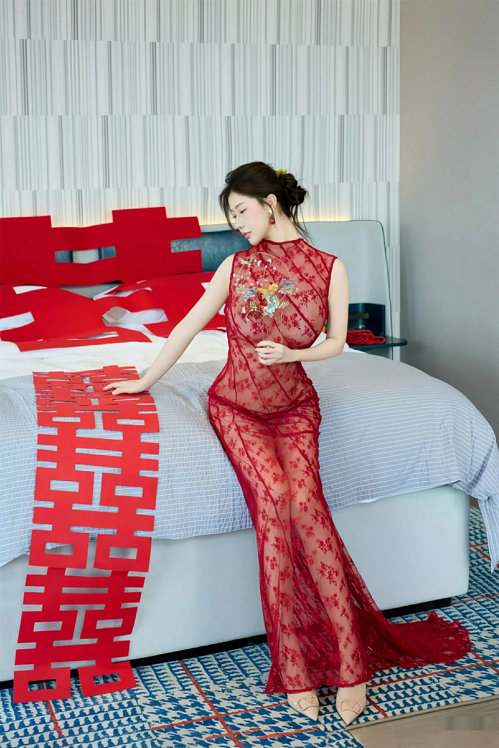 尹甜甜性感红色新娘晨袍配肉色丝袜秀完美身材迷人绝美写真 第 25 张