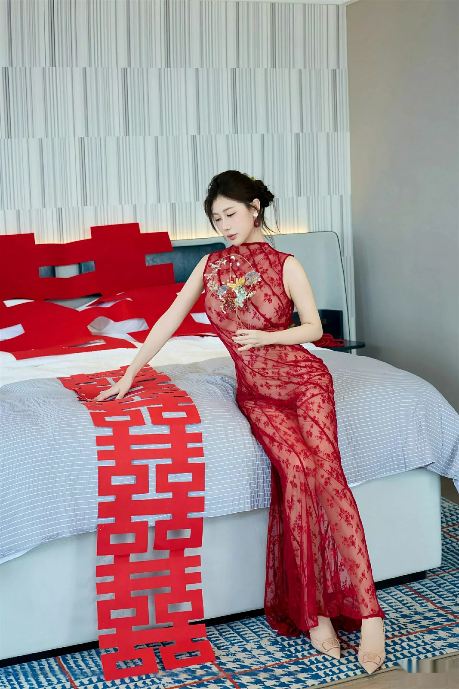 尹甜甜性感红色新娘晨袍配肉色丝袜秀完美身材迷人绝美写真 第 30 张