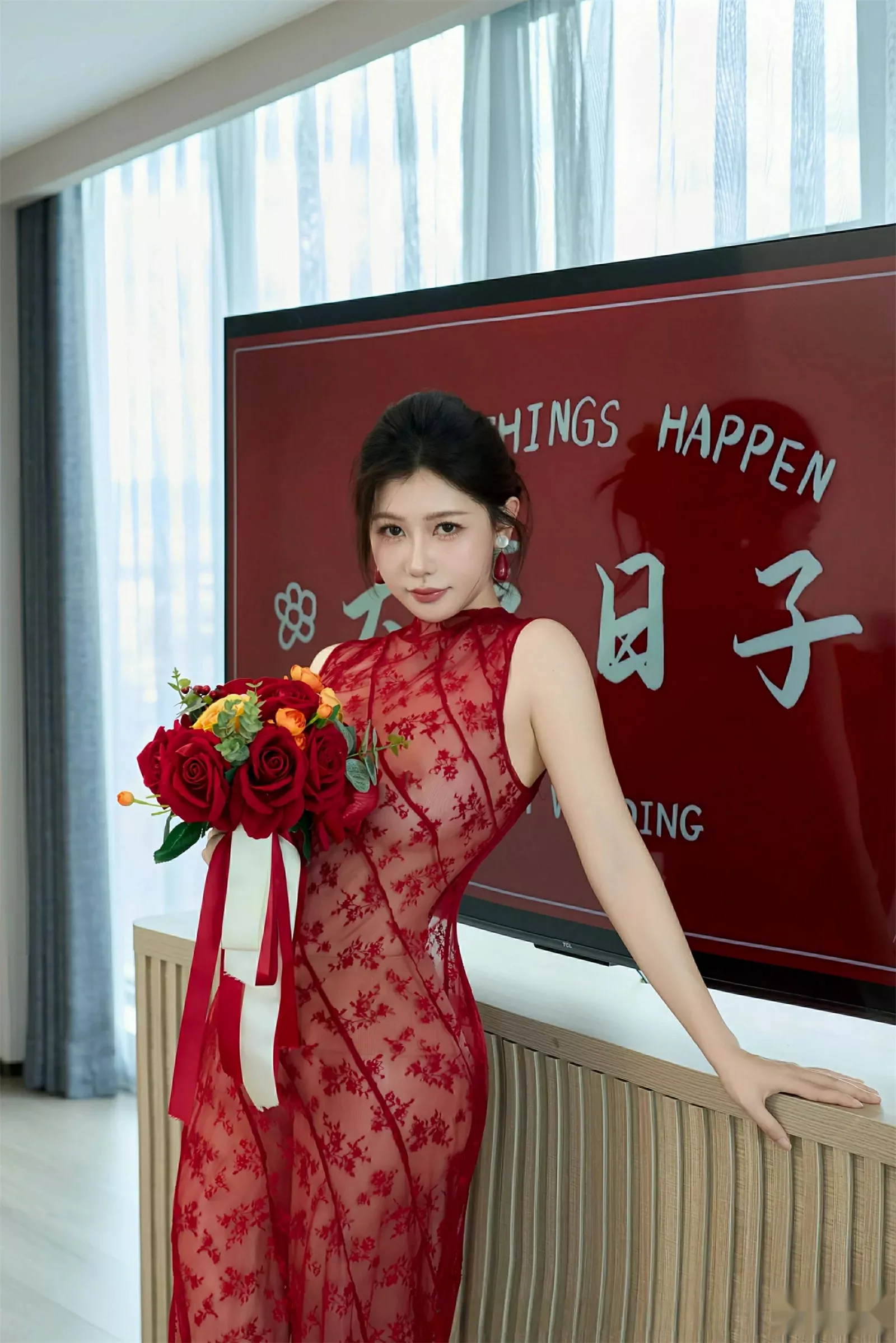 尹甜甜性感红色新娘晨袍配肉色丝袜秀完美身材迷人绝美写真 第 39 张