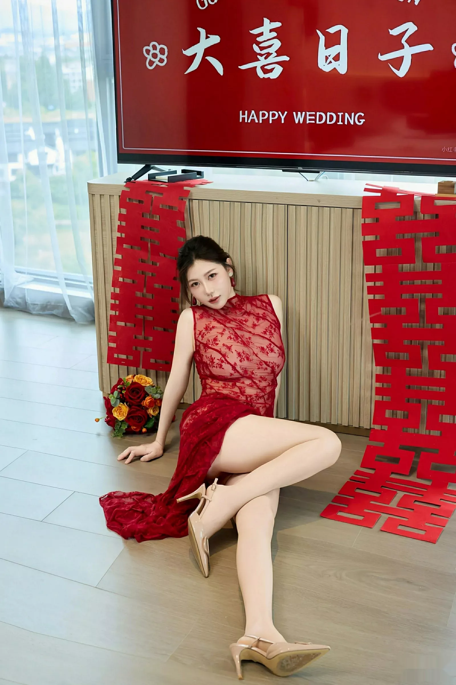尹甜甜性感红色新娘晨袍配肉色丝袜秀完美身材迷人绝美写真 第 43 张