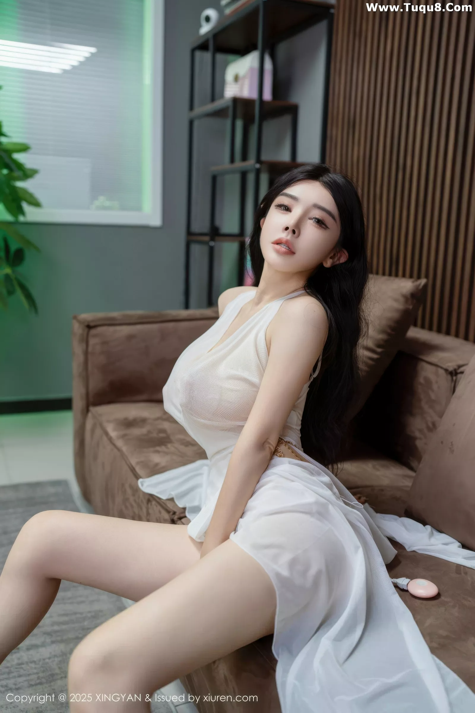 潘思沁私房性感白色连衣短裙半脱秀巨乳肥臀撩人绝美写真 第 4 张