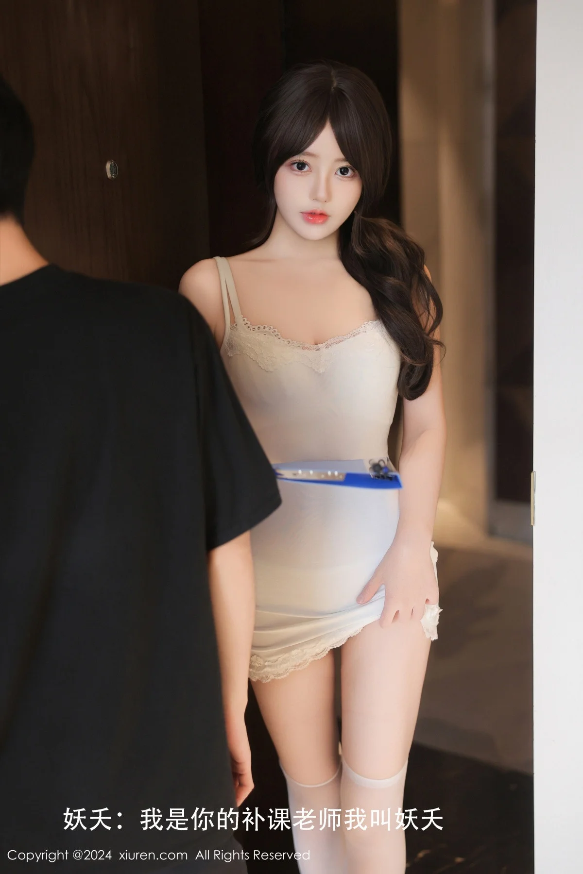桃妖夭性感白色连衣短裙配白色丝袜秀曼妙身姿迷人绝美写真 第 5 张