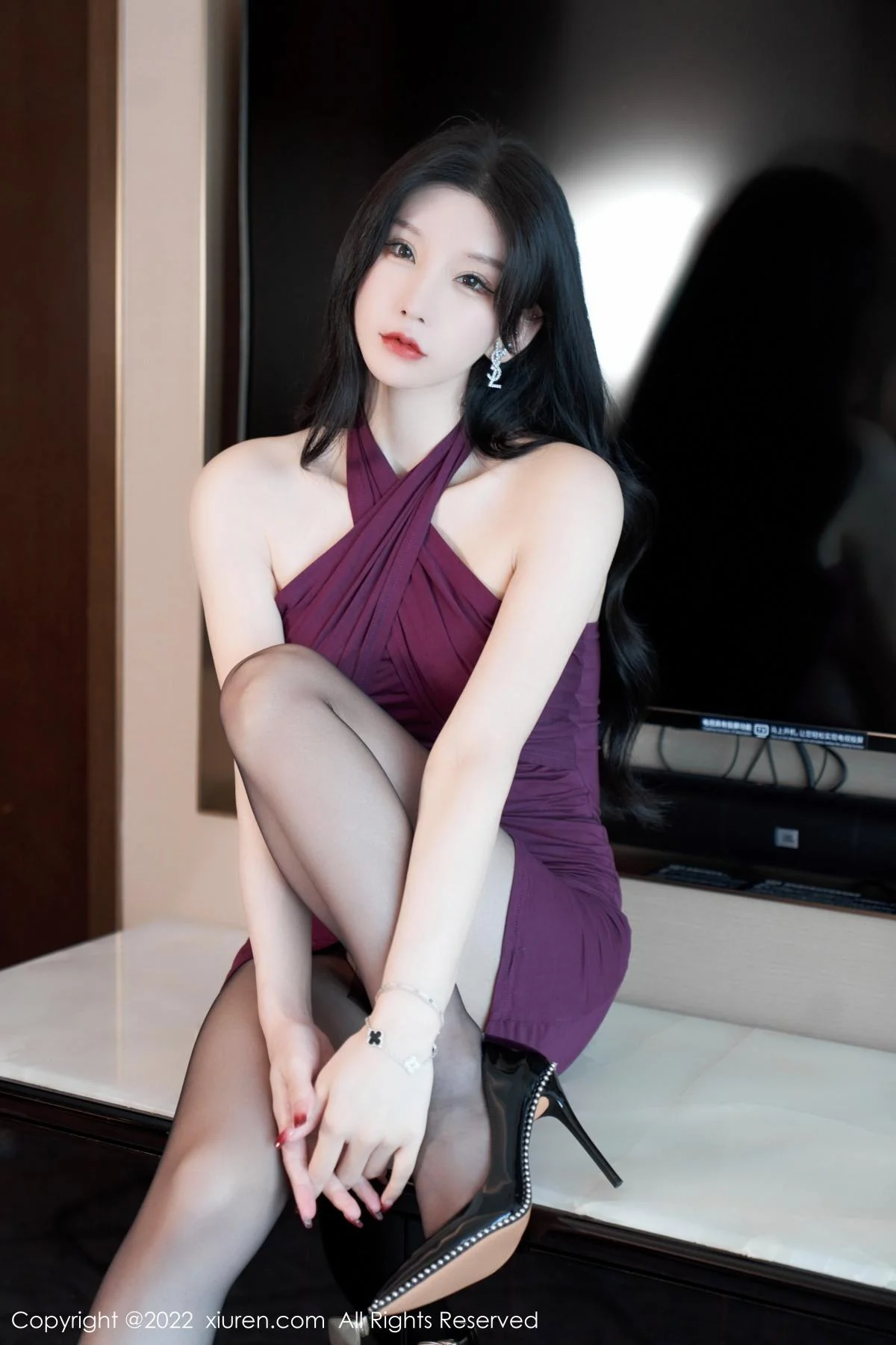 周于希Sally性感紫色连衣裙配超薄黑丝秀白嫩肌肤迷人写真 第 23 张