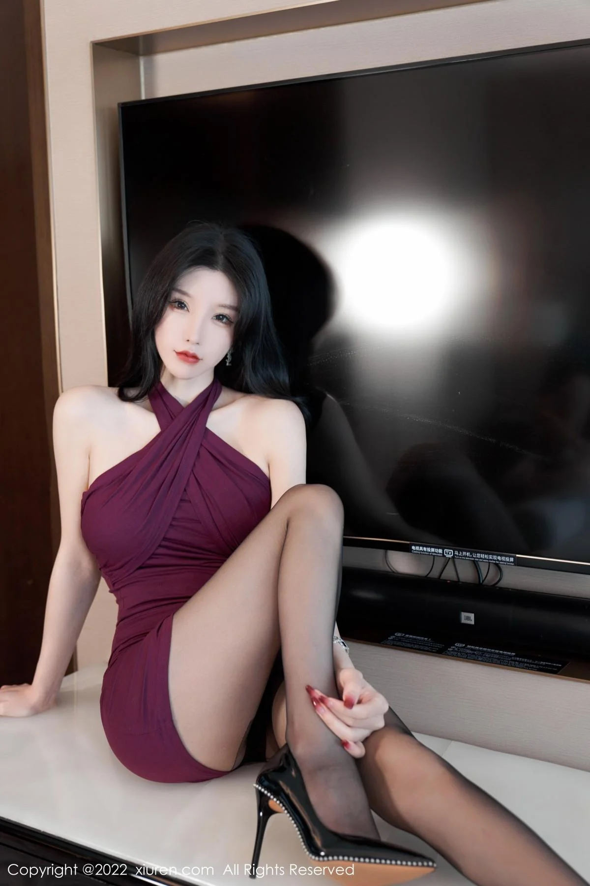 周于希Sally性感紫色连衣裙配超薄黑丝秀白嫩肌肤迷人写真 第 27 张